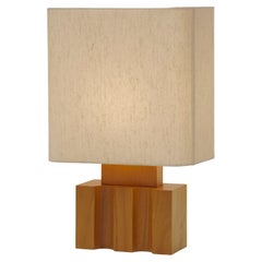 Lampe de table constructiviste Maison Regain en orme massif avec abat-jour avec logo original