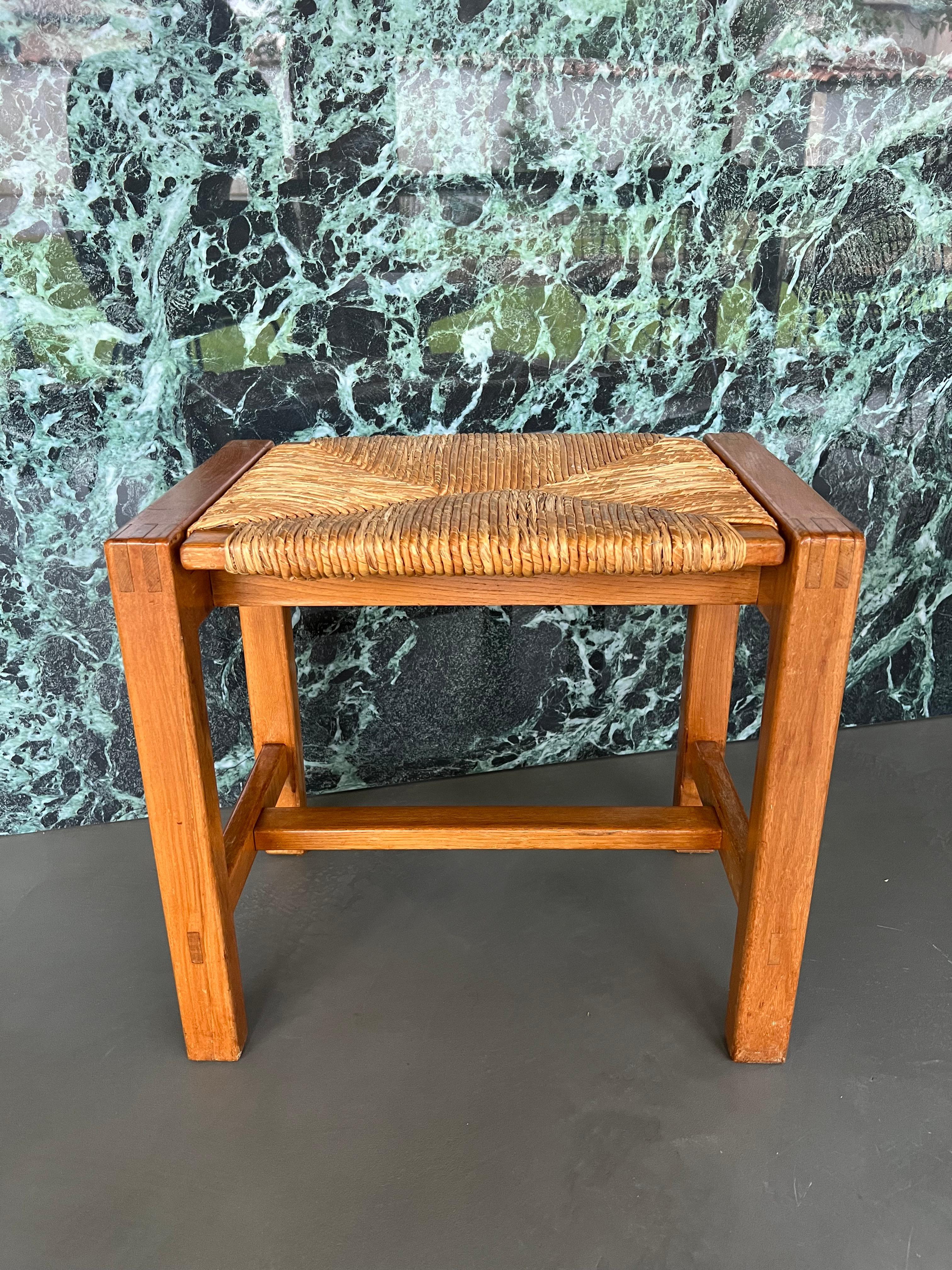 Superb stool in solid oak and straw produced by Maison Regain in the 1970s. In excellent condition, its sumptuous mortise and tenon joints give it a very special elegance. A great Classic.