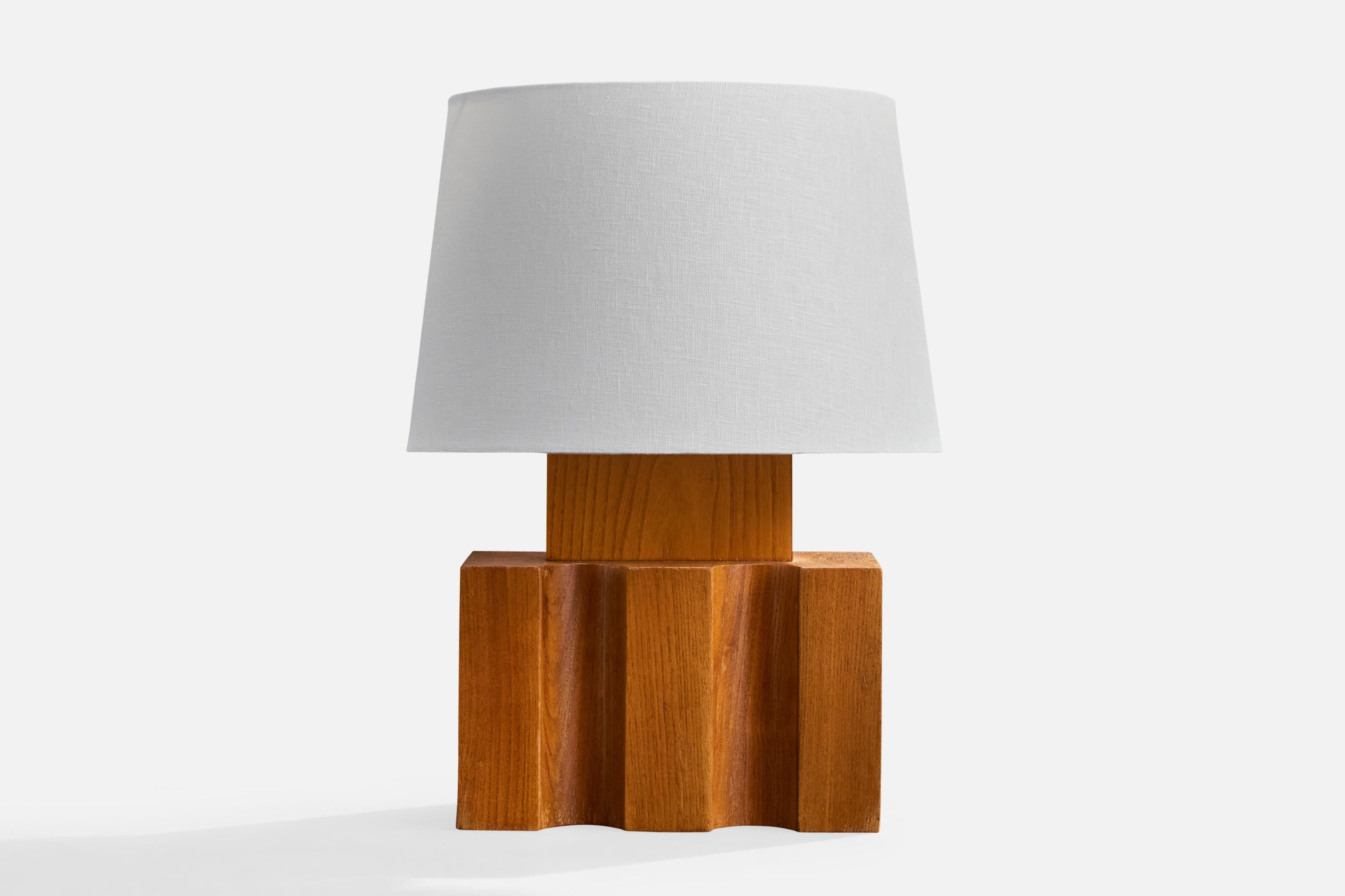 An oak table lamp produced by Maison Regain, France, c. 1960s.

Dimensions of Lamp (inches): 10.25