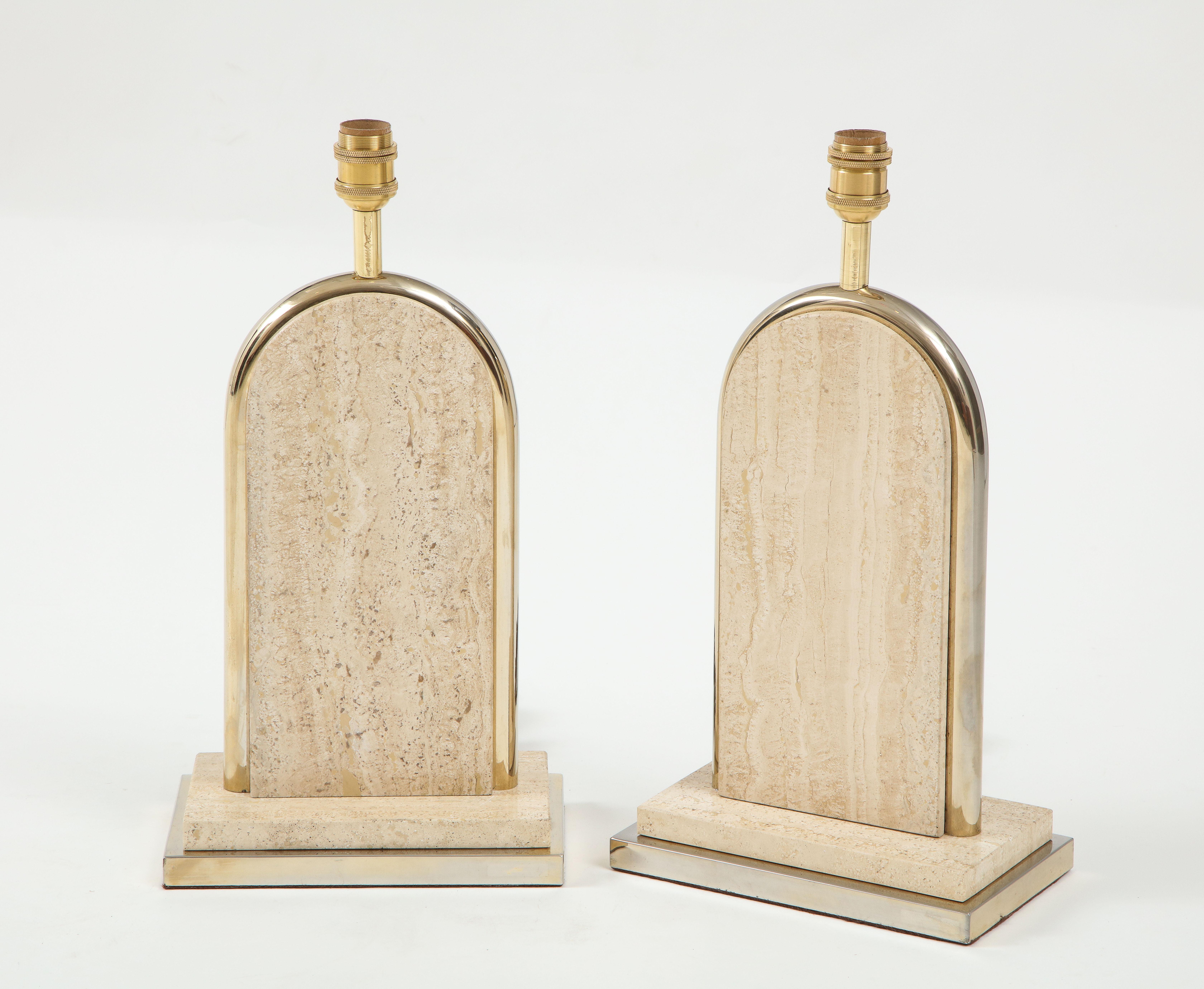 Pareja de lámparas de sobremesa minimalistas de travertino beige y metal dorado.
Estas lámparas han sido recableadas para su uso en EEUU.
Al estilo de Romeo Rega.