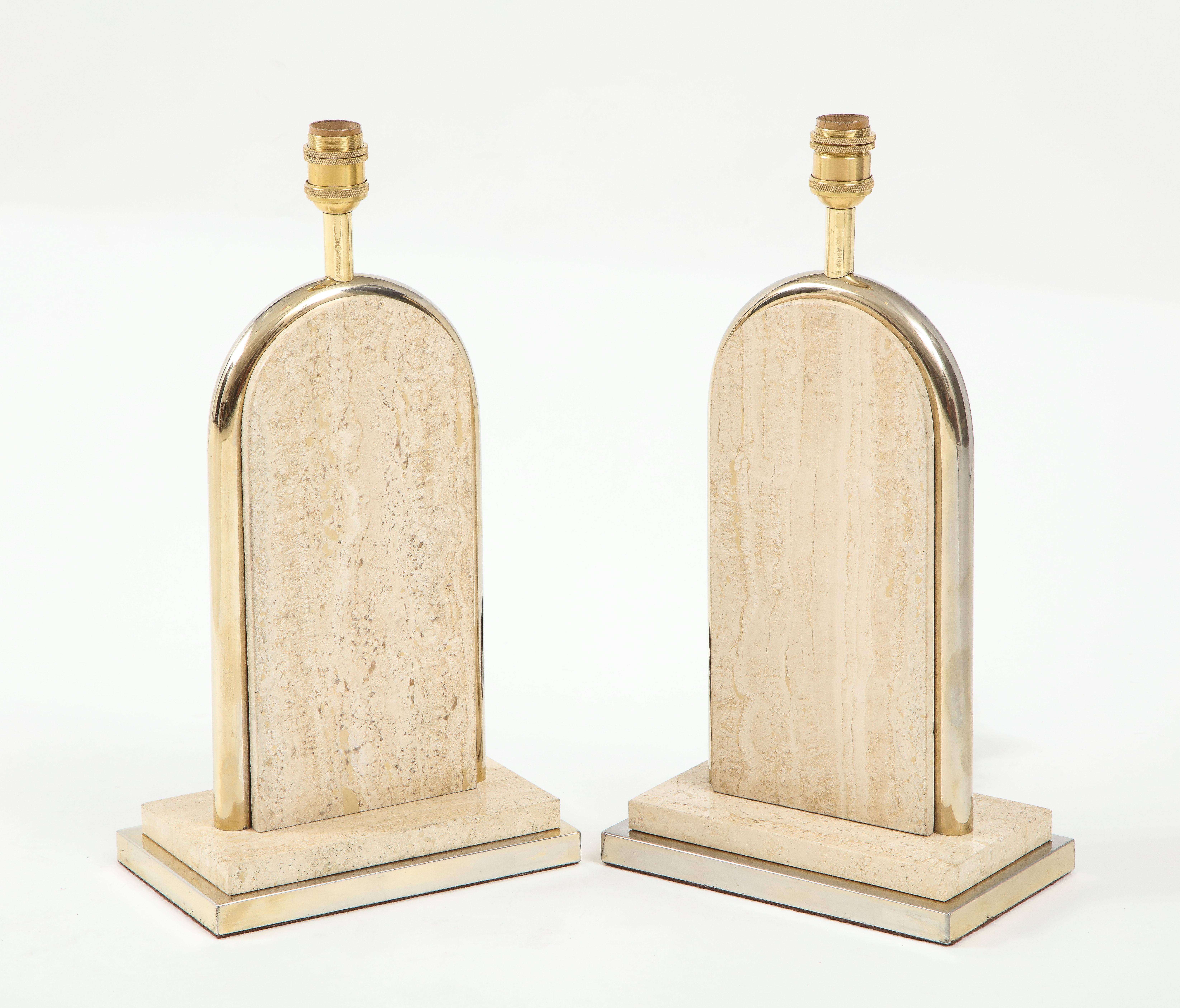 Pareja de lámparas de sobremesa belgas de travertino beige y metal dorado, Bélgica Años 70 Francés en venta