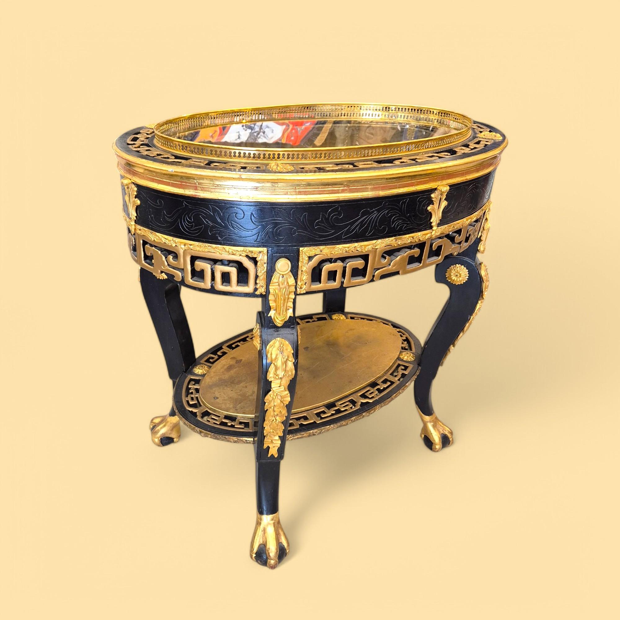 Dieses von Napoleon III. inspirierte Pflanzgefäß, das von Maison ROMÉO als Champagnerkühler umgestaltet wurde, weist mit den vergoldeten Friesen an den Rändern auch asiatische Elemente auf.
Der elegante, opulente, hybride Stil von Maison ROMÉO