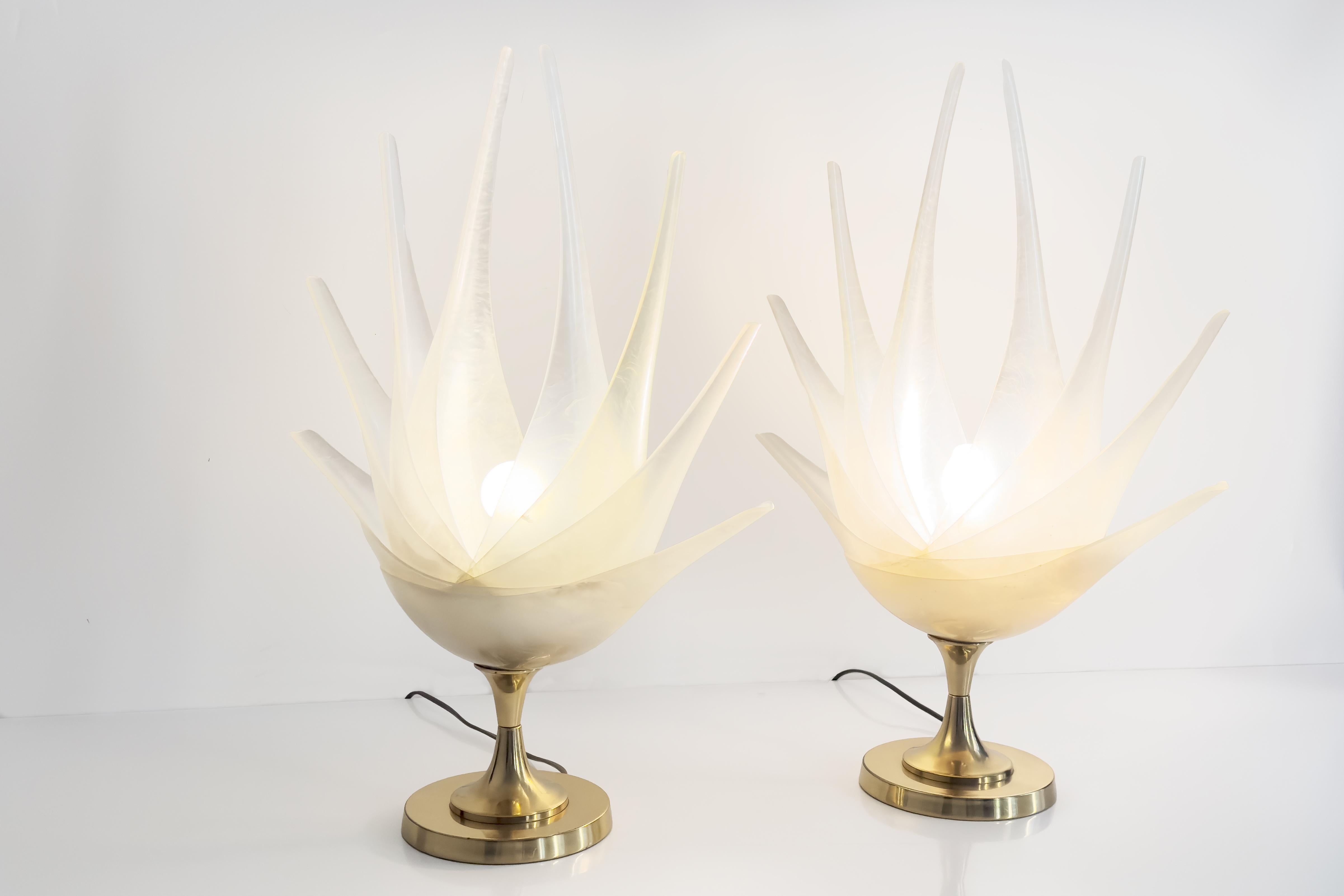 Cette exquise paire de lampes de table en forme de fleur du 20e siècle, conçue par la Maison Rougier, met en valeur l'esthétique organique et sculpturale caractéristique de la marque. Conçues pour ressembler à de délicats pétales de fleurs, les