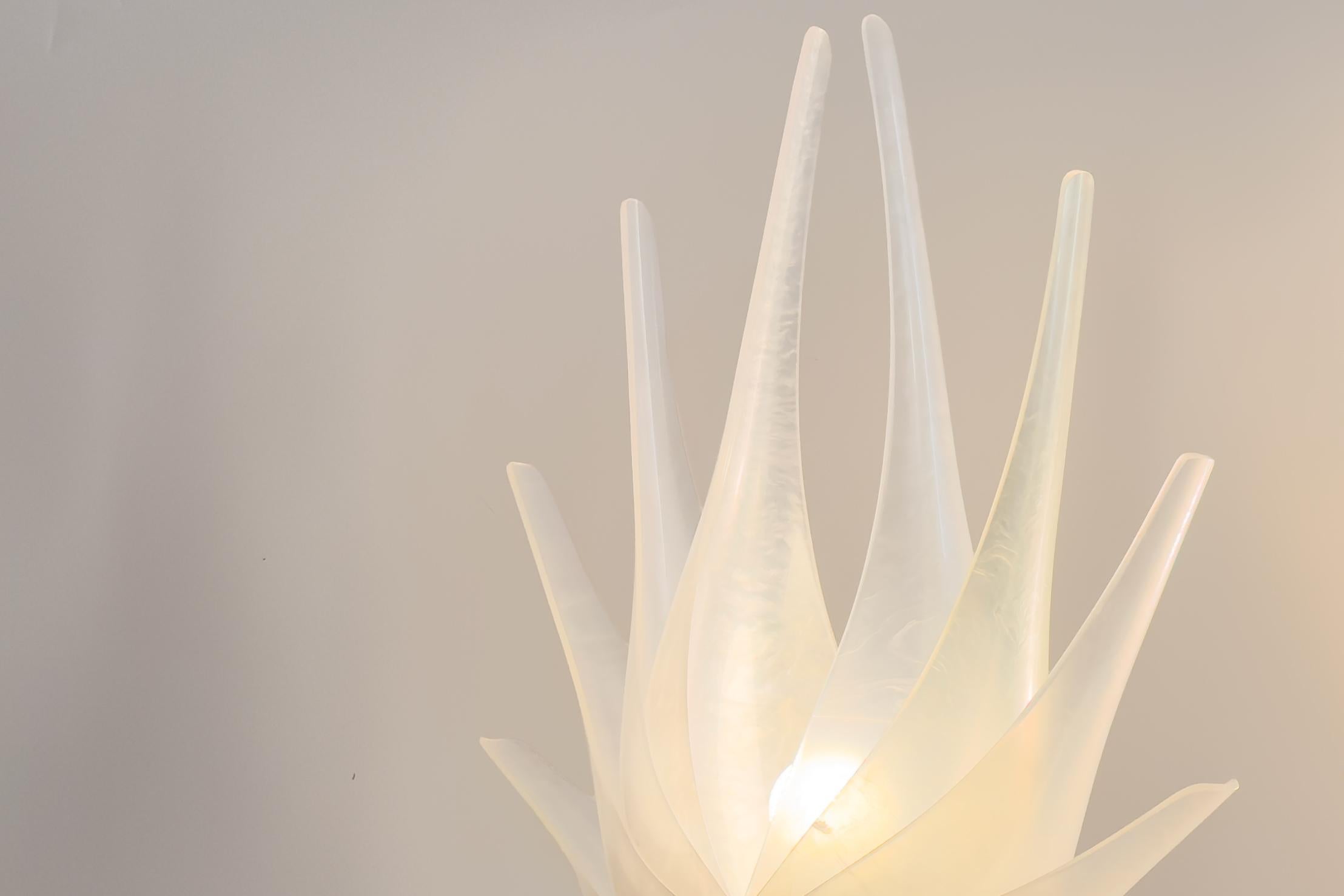 Maison Rougier - Paire de lampes de table en forme de fleur du 20e siècle Bon état - En vente à London, GB
