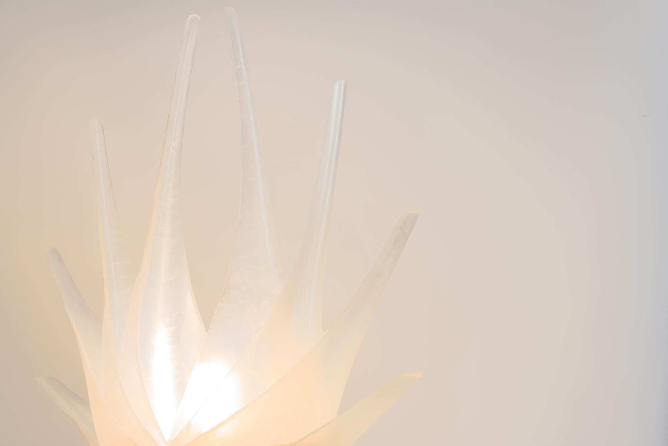 Métal Maison Rougier - Paire de lampes de table en forme de fleur du 20e siècle en vente