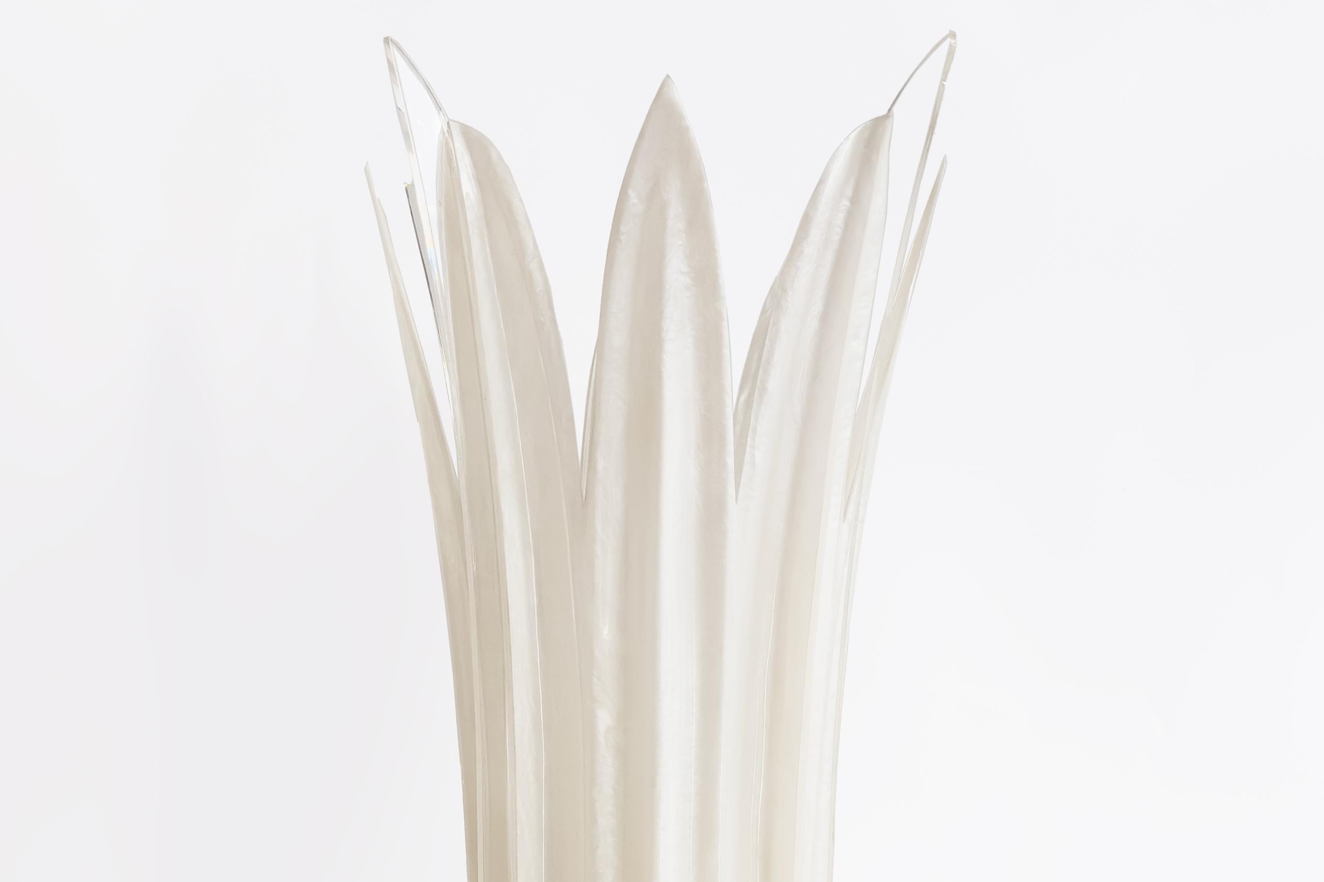 Maison Rougier – Tulpen-Tischlampe aus Acrylharz und Plexiglas, 1970er Jahre im Zustand „Gut“ im Angebot in London, GB
