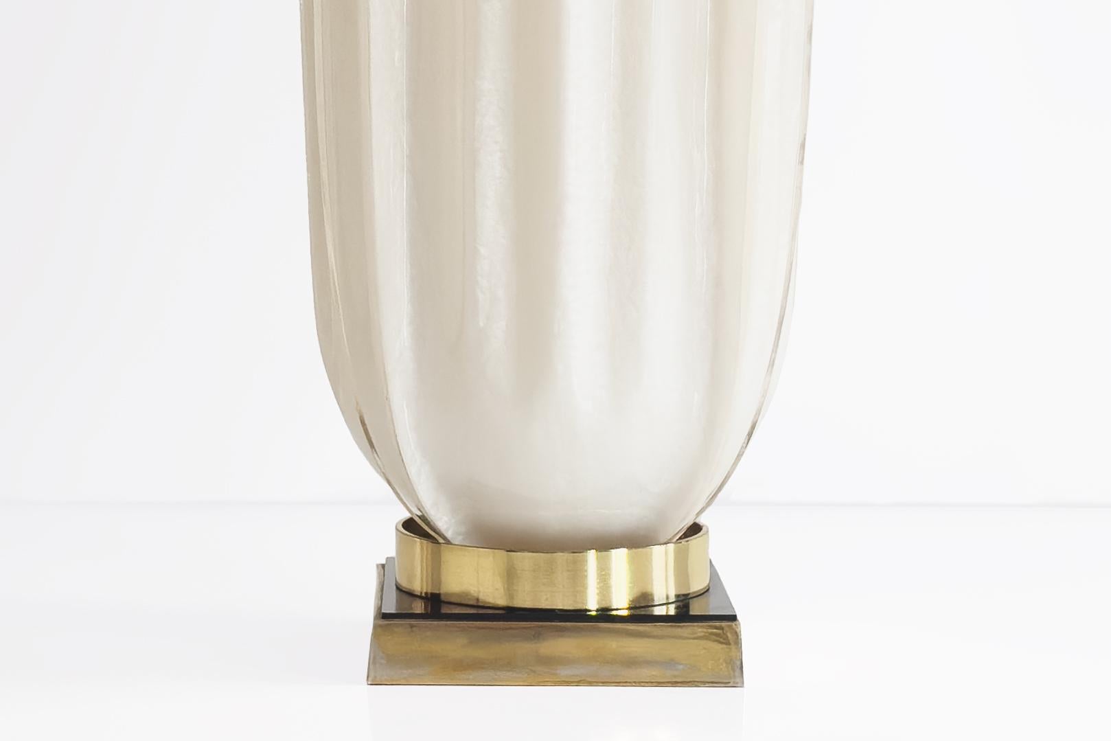 Maison Rougier – Tulpen-Tischlampe aus Acrylharz und Plexiglas, 1970er Jahre (Ende des 20. Jahrhunderts) im Angebot
