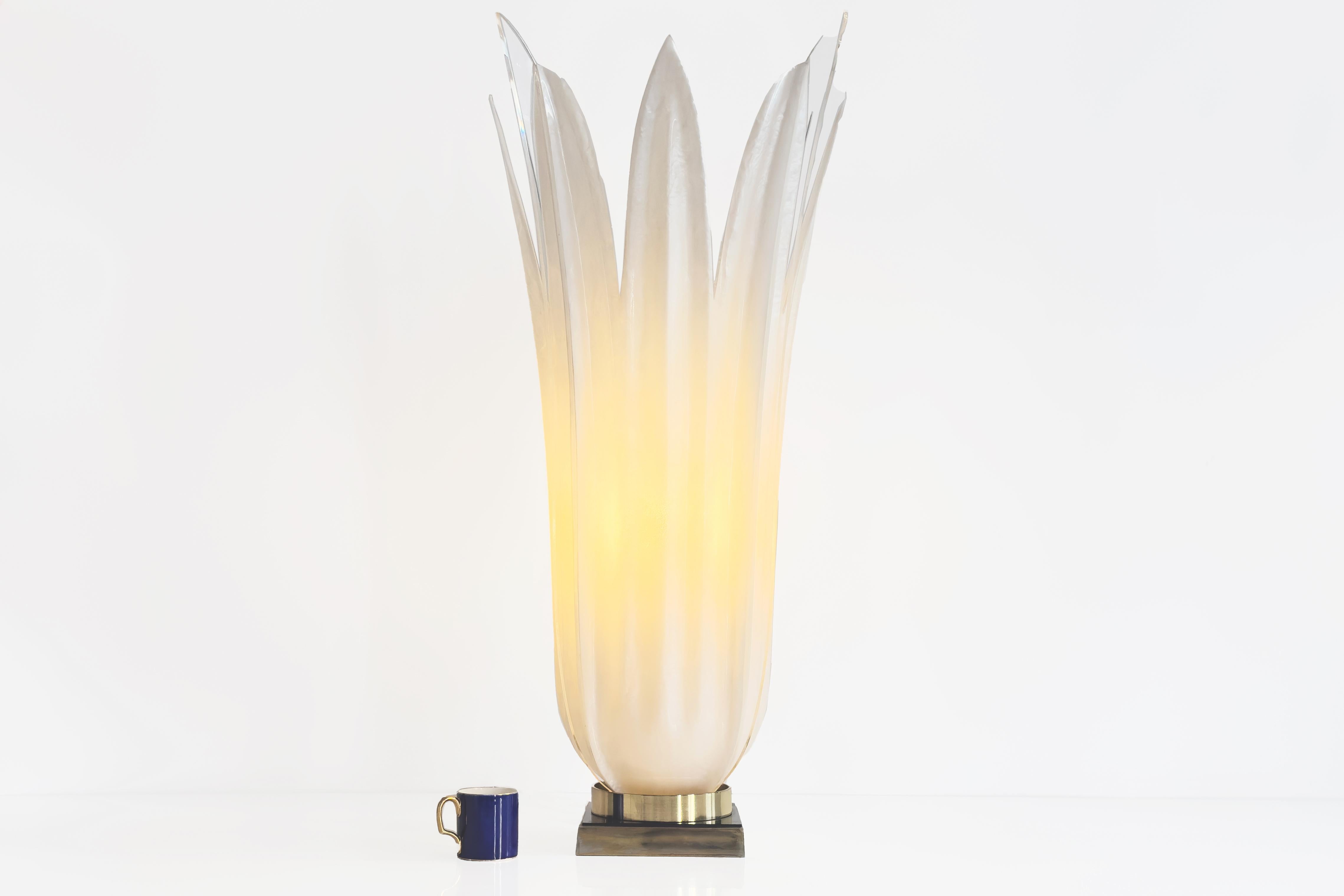 Maison Rougier – Tulpen-Tischlampe aus Acrylharz und Plexiglas, 1970er Jahre (Messing) im Angebot