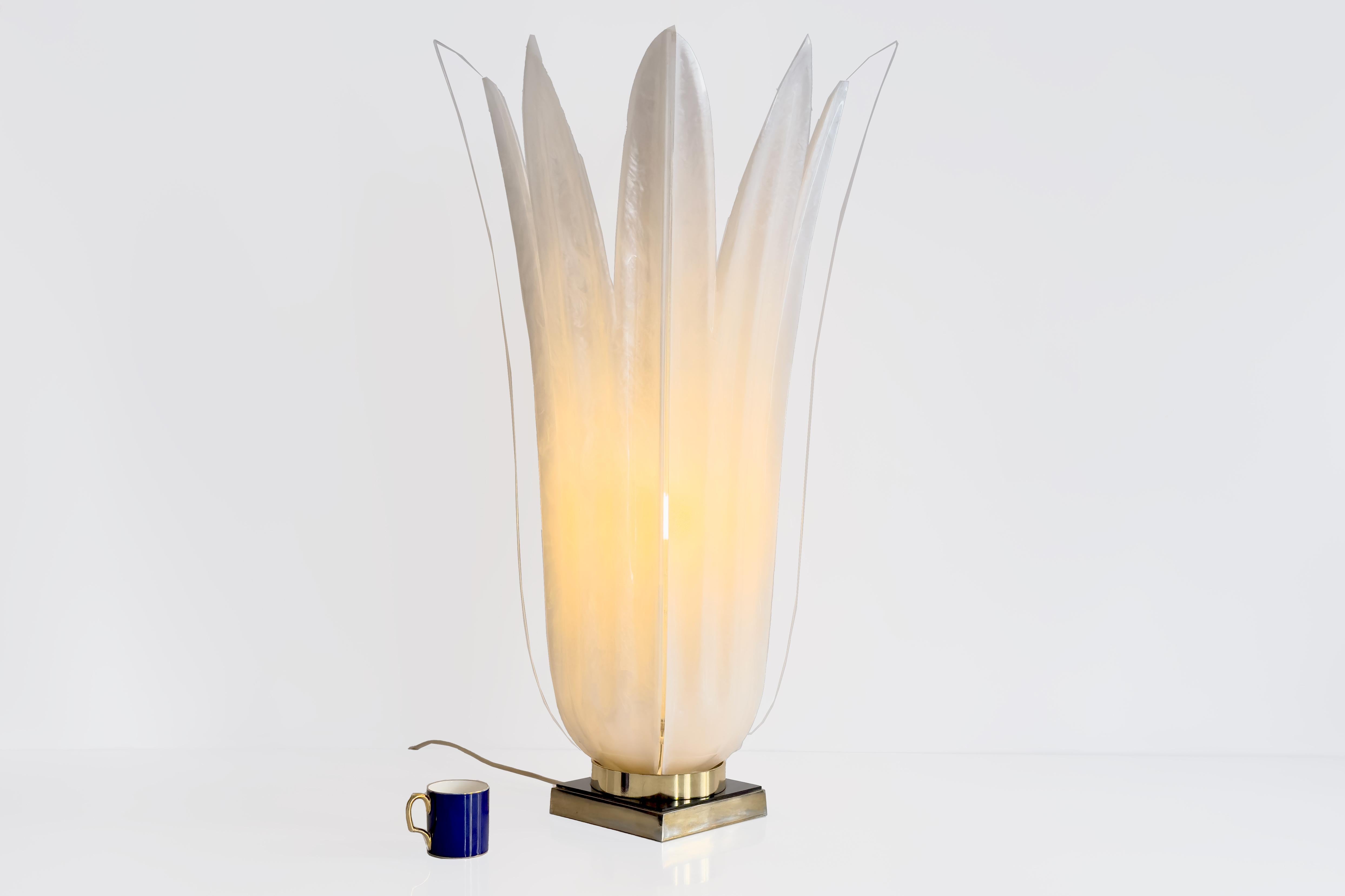 Maison Rougier – Tulpen-Tischlampe aus Acrylharz und Plexiglas, 1970er Jahre im Angebot 1