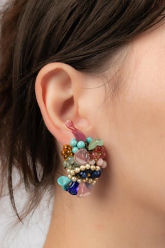 Boucles d'oreilles Maison Rousselet en métal doré avec pâte de verre multicolore