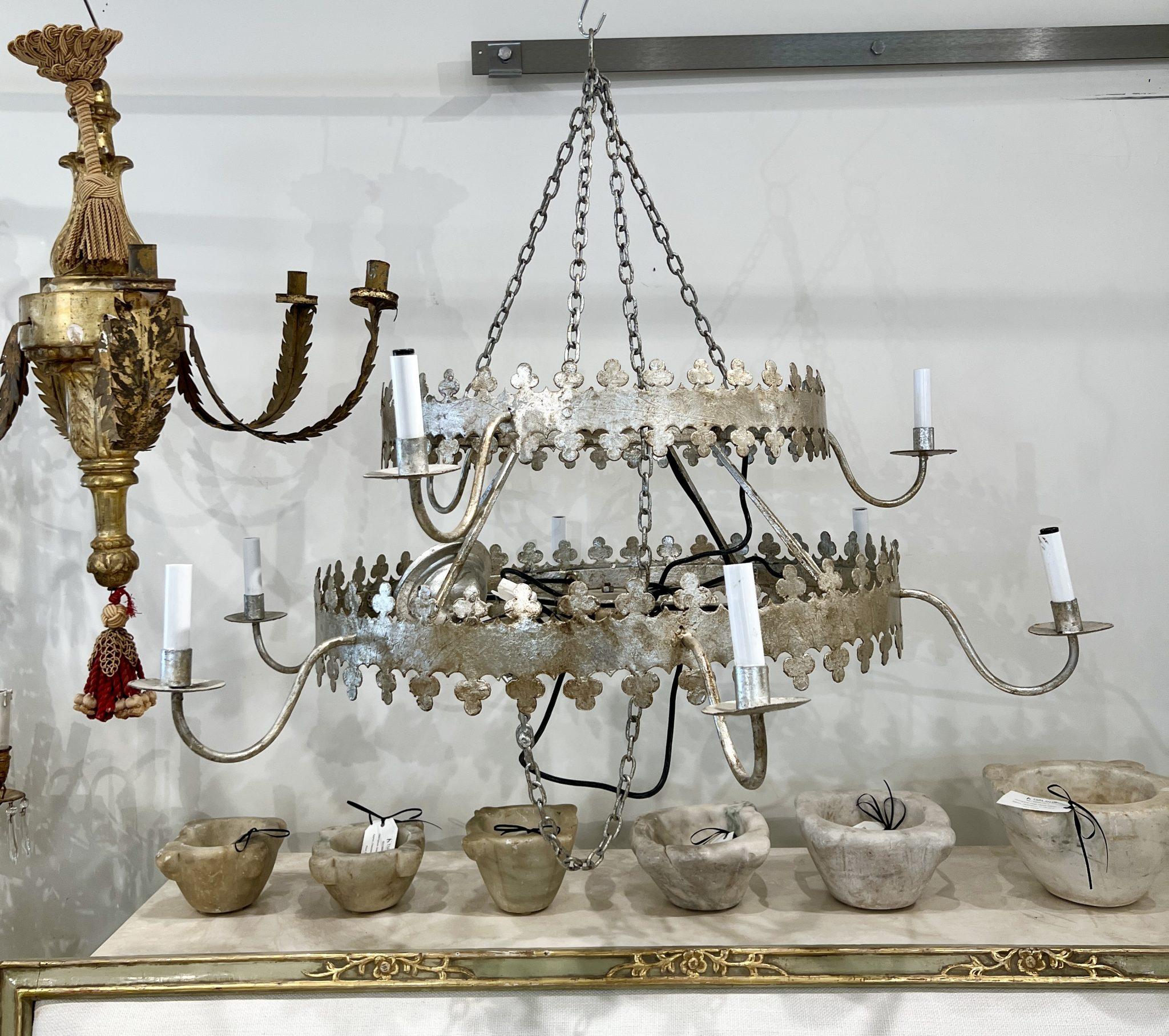 Lustre à 9 bras fait sur mesure par Tara Shaw Maison. Il s'agit d'un luminaire à deux niveaux avec une finition en feuille d'argent.