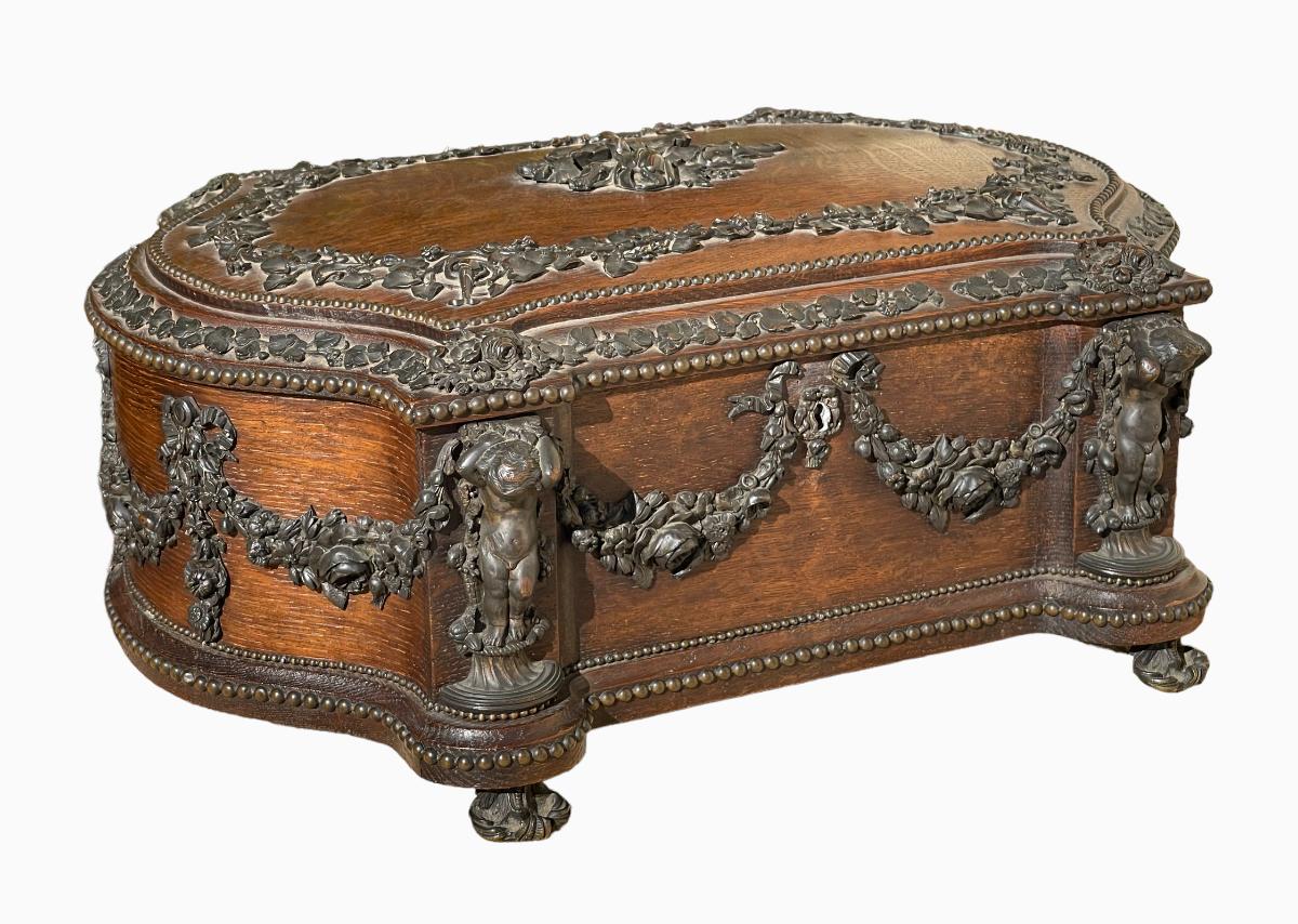 Maison TAHAN - Large Carved Wooden Box And Bronze Garlands In Good Condition For Sale In Beaune, FR
