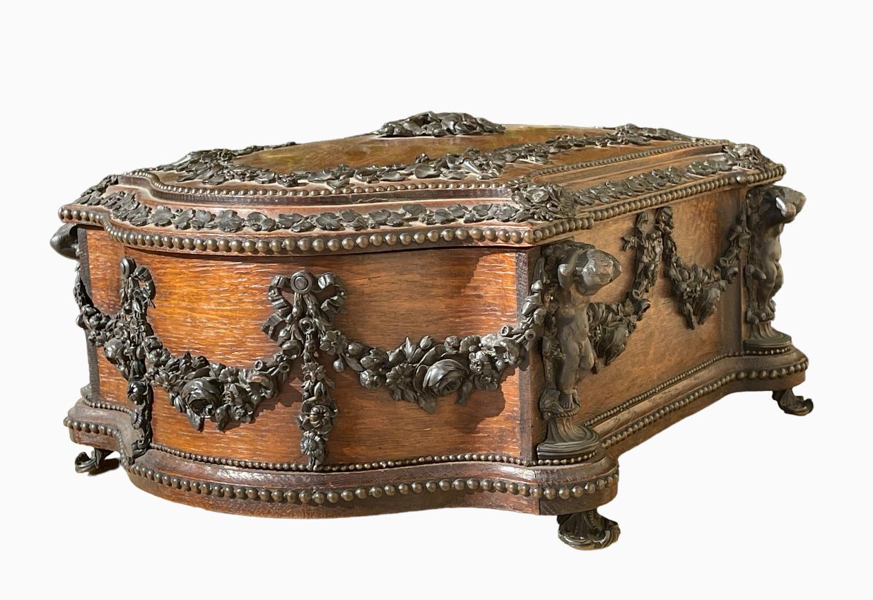 XIXe siècle Maison TAHAN - Grande boîte en bois sculpté et guirlandes en bronze en vente