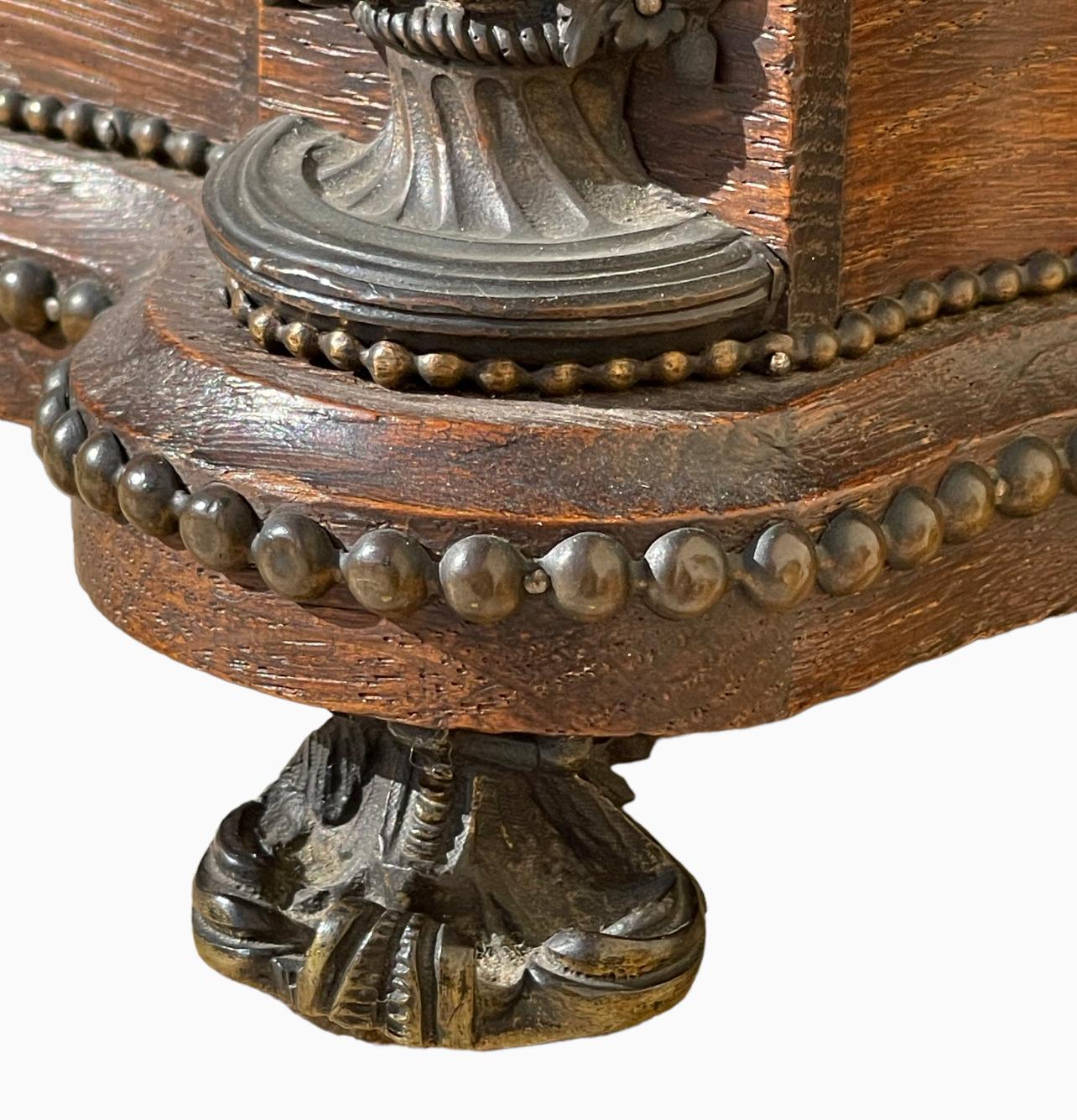 Maison TAHAN - Grande boîte en bois sculpté et guirlandes en bronze en vente 3