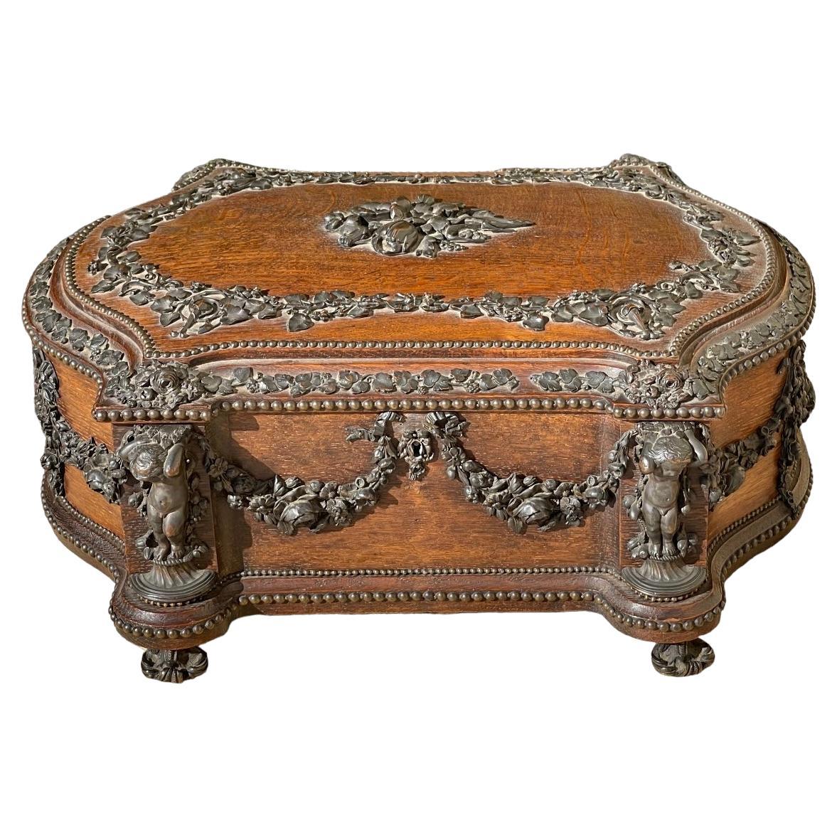 Maison TAHAN - Grande boîte en bois sculpté et guirlandes en bronze en vente