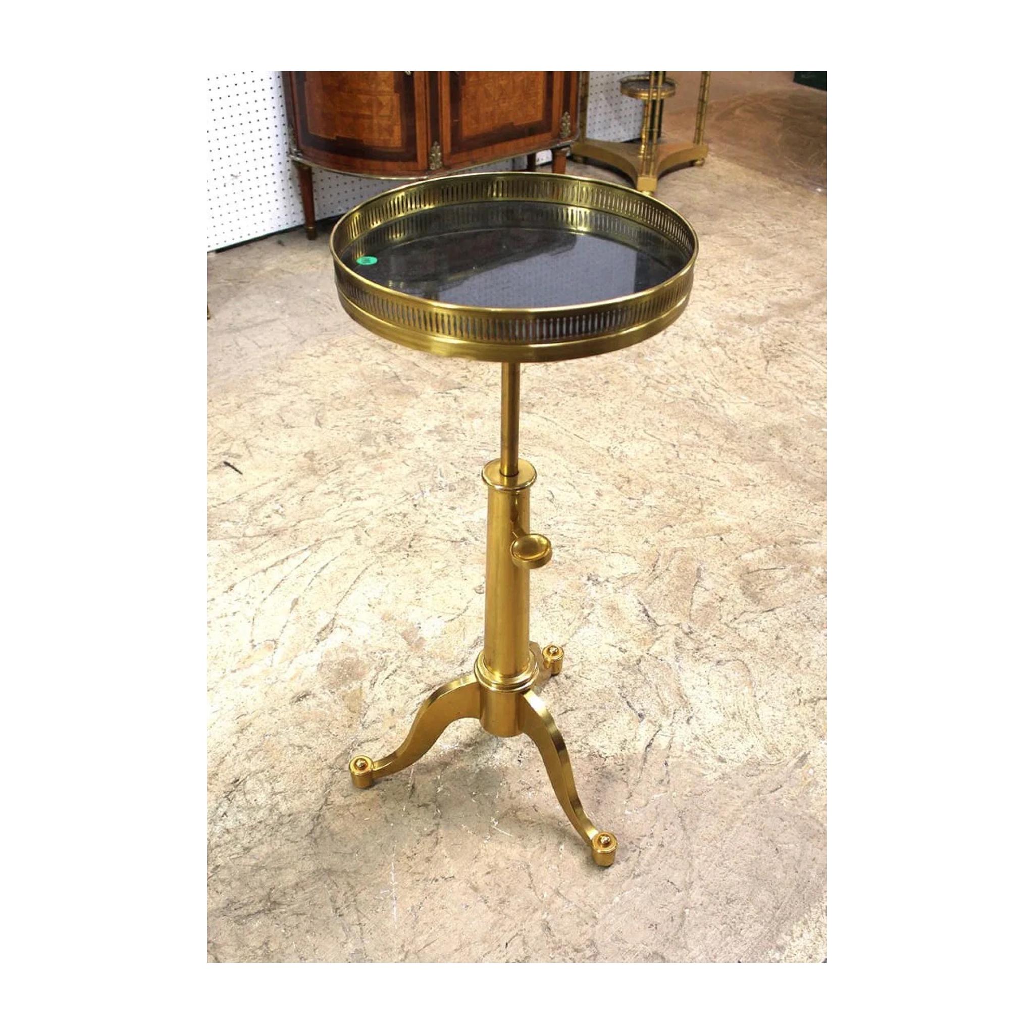 Table d'appoint télescopique de style Maison Toulouse en laiton massif et marbre noir à la française sur base tripode. Structurellement saine, bon état. Hauteur réglable. Fonctionne comme prévu. Hauteur la plus basse : 22.5