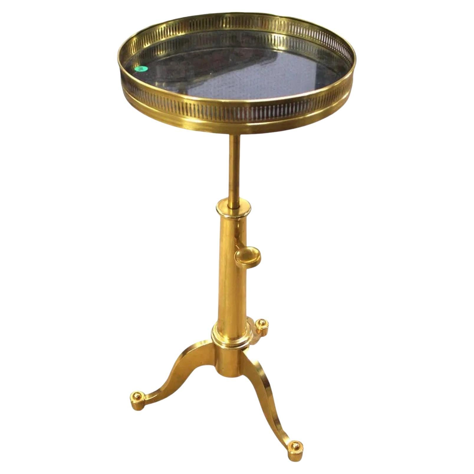 Table télescopique en laiton de la Maison Toulouse en vente