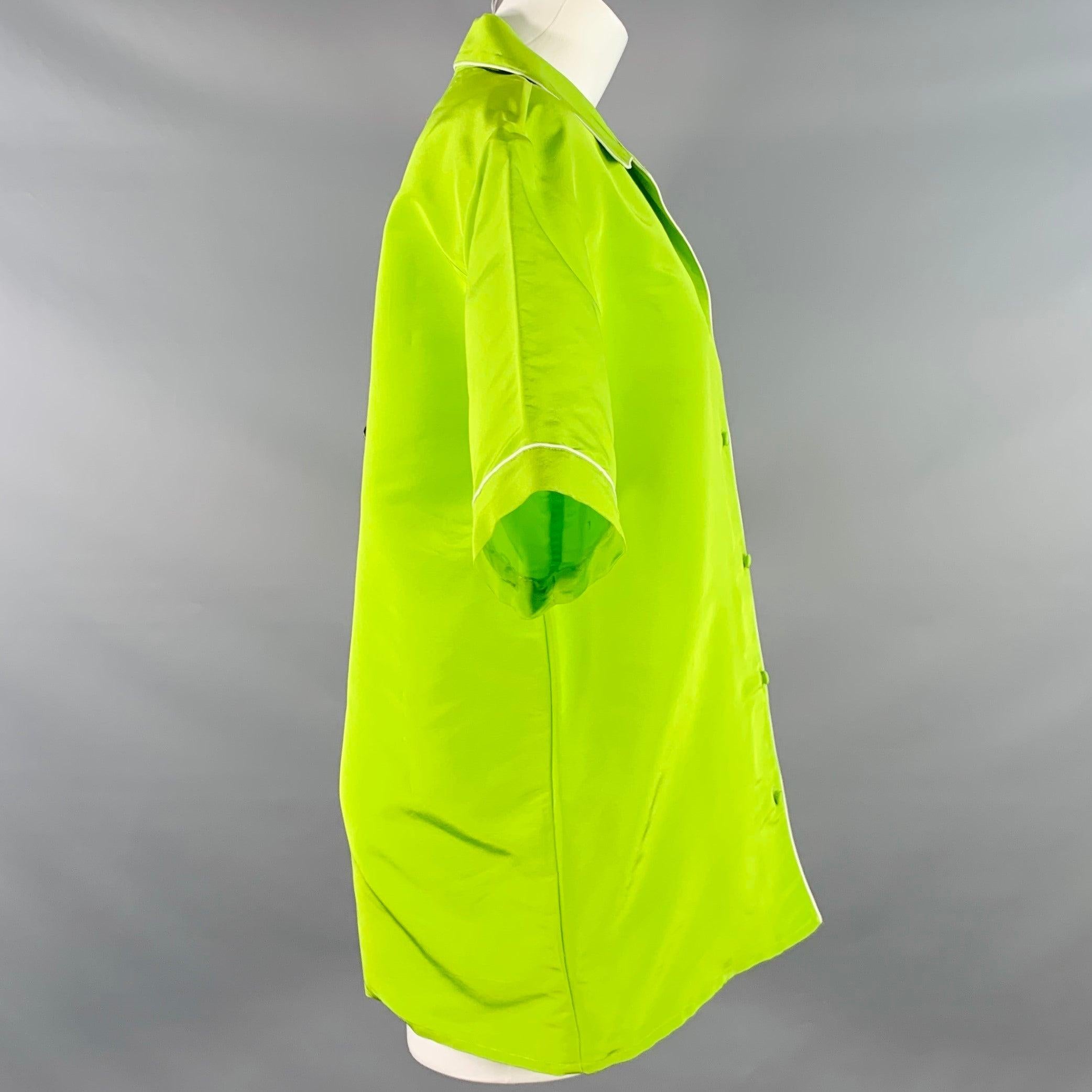 Chemise de camp MAISON VALENTINO 2022
en soie vert fluo et blanc, avec une coupe oversize, une poche et une fermeture à boutons. Fabriqué en Italie. Très bon état. Léger boulochage. 

Marqué :   1 

Mesures : 
 
Épaule : 18 pouces Buste : 4 pouces