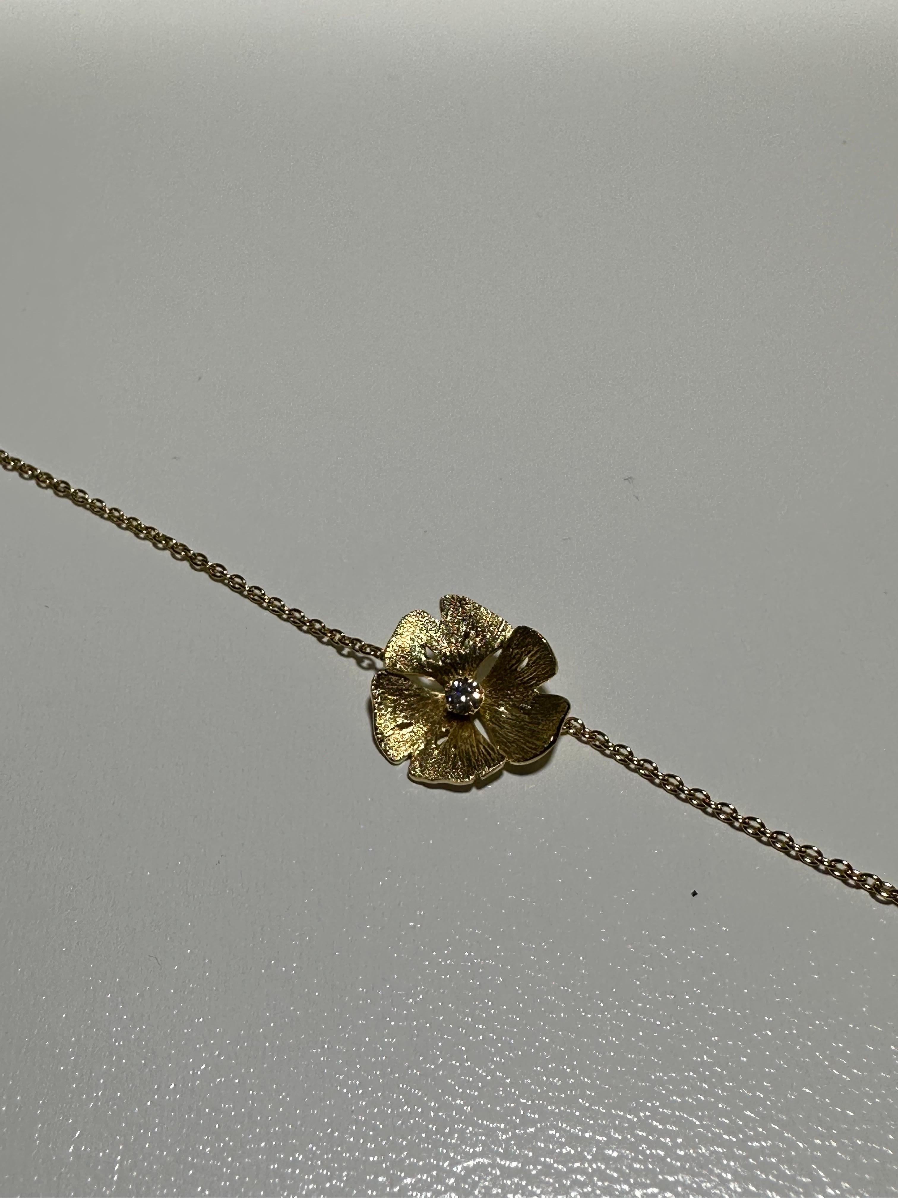 Brandneues Armband aus dem französischen Schmuckhaus Vever. Das Armband ist aus 18 kt Gelbgold gefertigt und mit 1 labgrown Diamanten (0,06 ct) besetzt. Das Armband kann auf 17,5, 16,5 und 15,5 cm getragen werden.

Die Geschichte beginnt 1821 in
