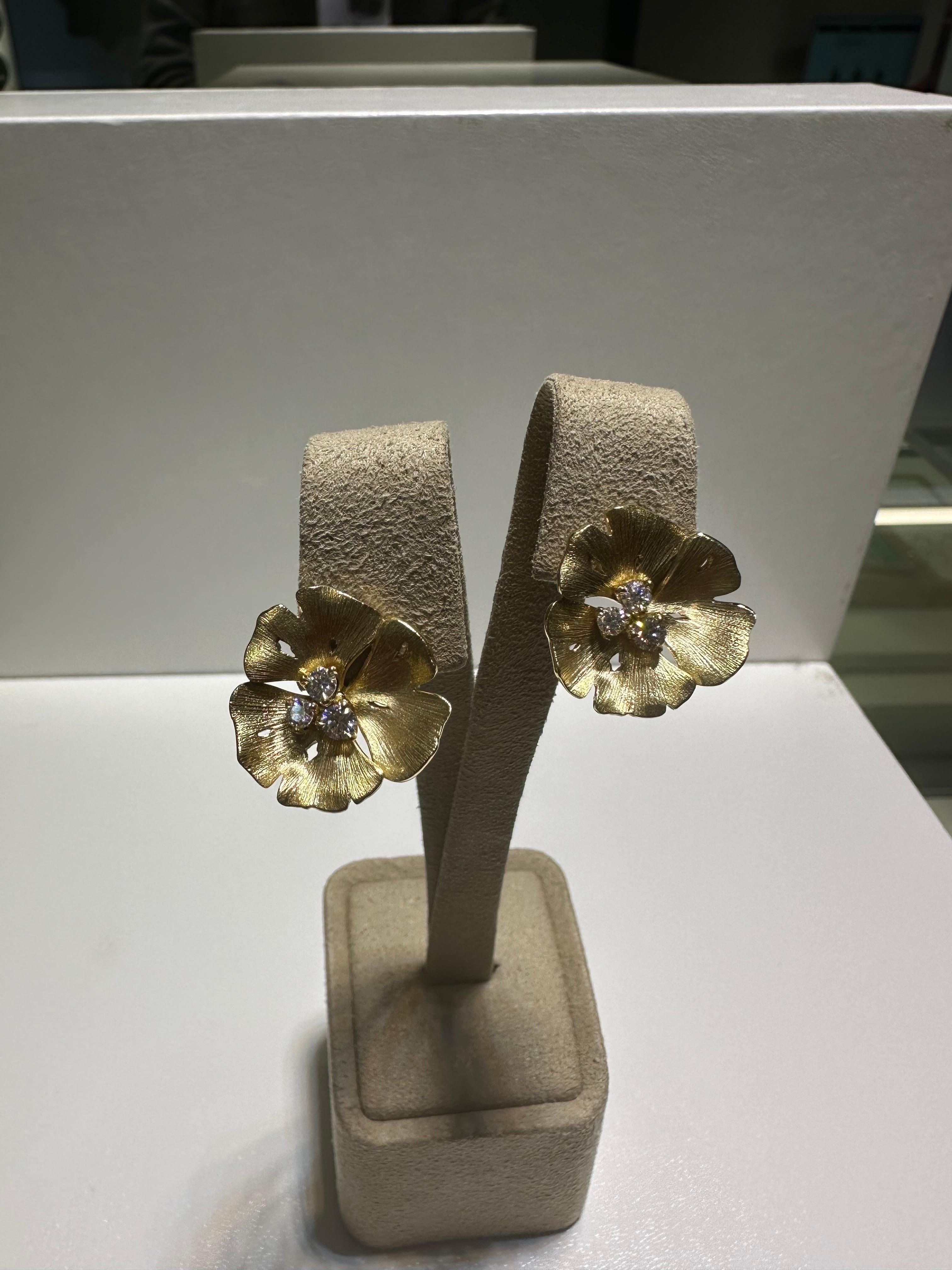 Brandneue Ohrringe aus dem französischen Schmuckhaus Vever. Die Ohrringe sind aus 18-karätigem Gelbgold gefertigt und mit 6 labgewachsenen Diamanten (0,26 ct) besetzt. 

Die Geschichte beginnt 1821 in Metz, Frankreich, als Pierre-Paul Vever seine