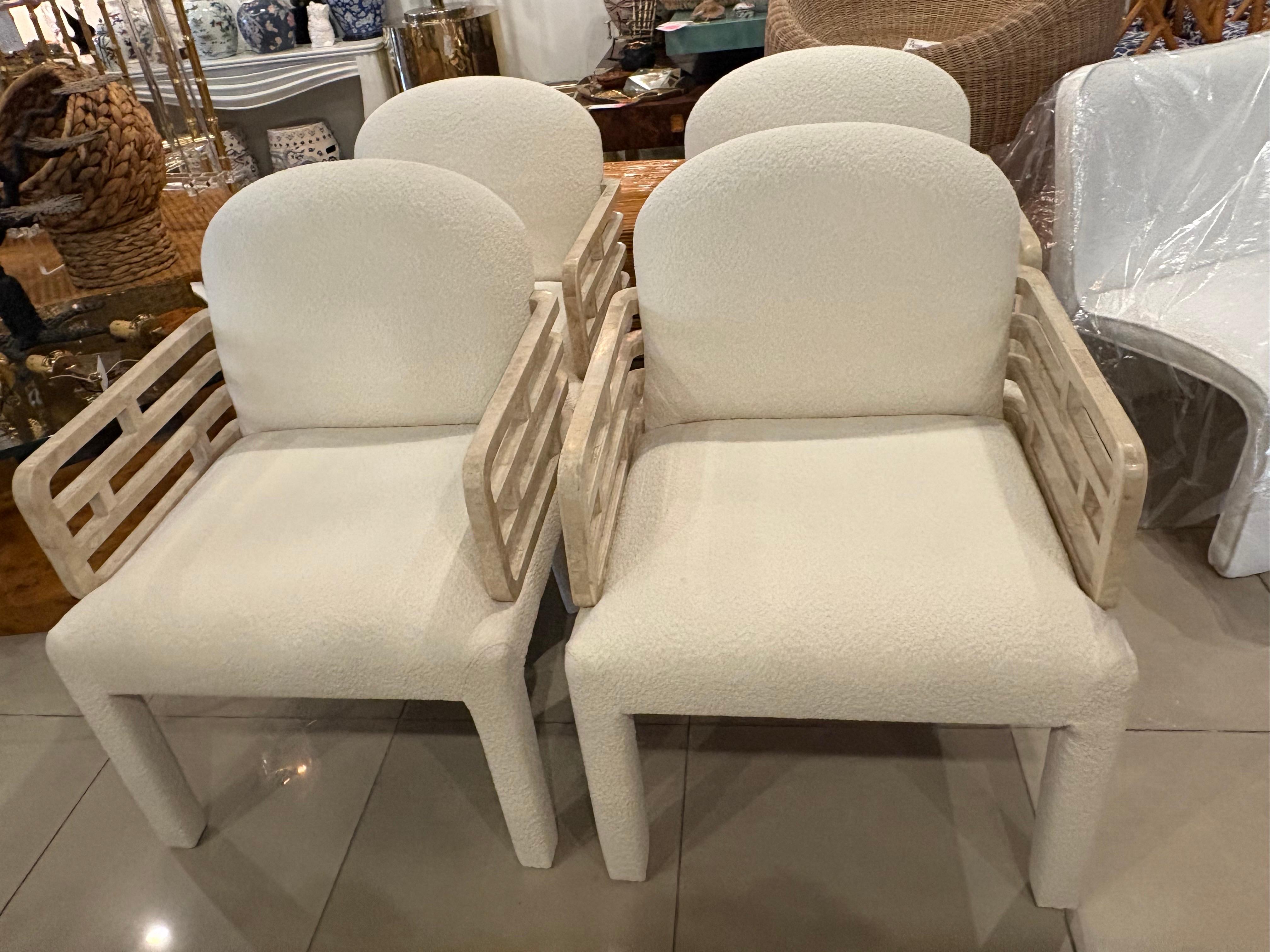 Mid-Century moderno Maitland Smith 4 Tessellated Stone Marble Arm Dining Chairs New Boucle Fabric in vendita