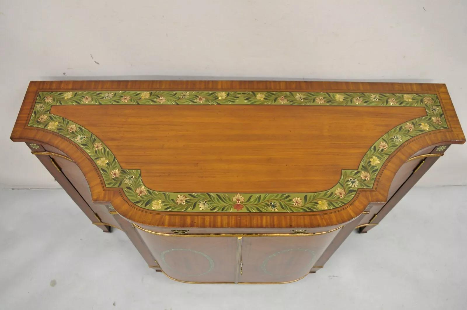 Maitland Smith Armario Buffet Credenza Pequeña Serpentina Decorada con Pintura Estilo Adams vendido por Greenbaum Interiors. El artículo presenta decoración floral en toda la superficie, un solo cajón, puertas de armario batientes con estantes