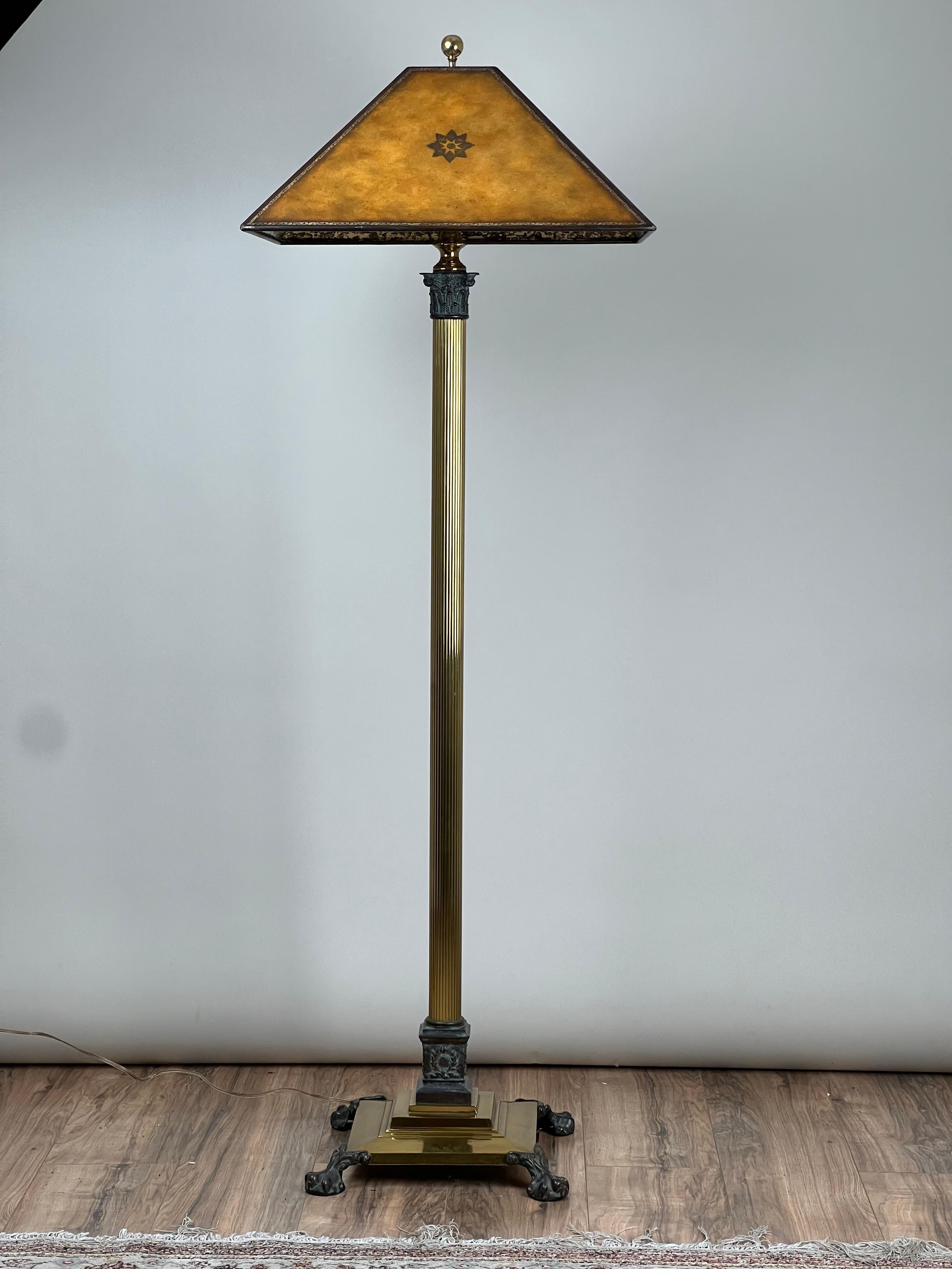 Ce lampadaire vintage distinctif de Maitland Smith reflète l'influence durable du style Arts & Crafts, alliant des matériaux nobles à une belle qualité de fabrication. La lampe se compose d'une colonne en laiton massif soutenue par une base en
