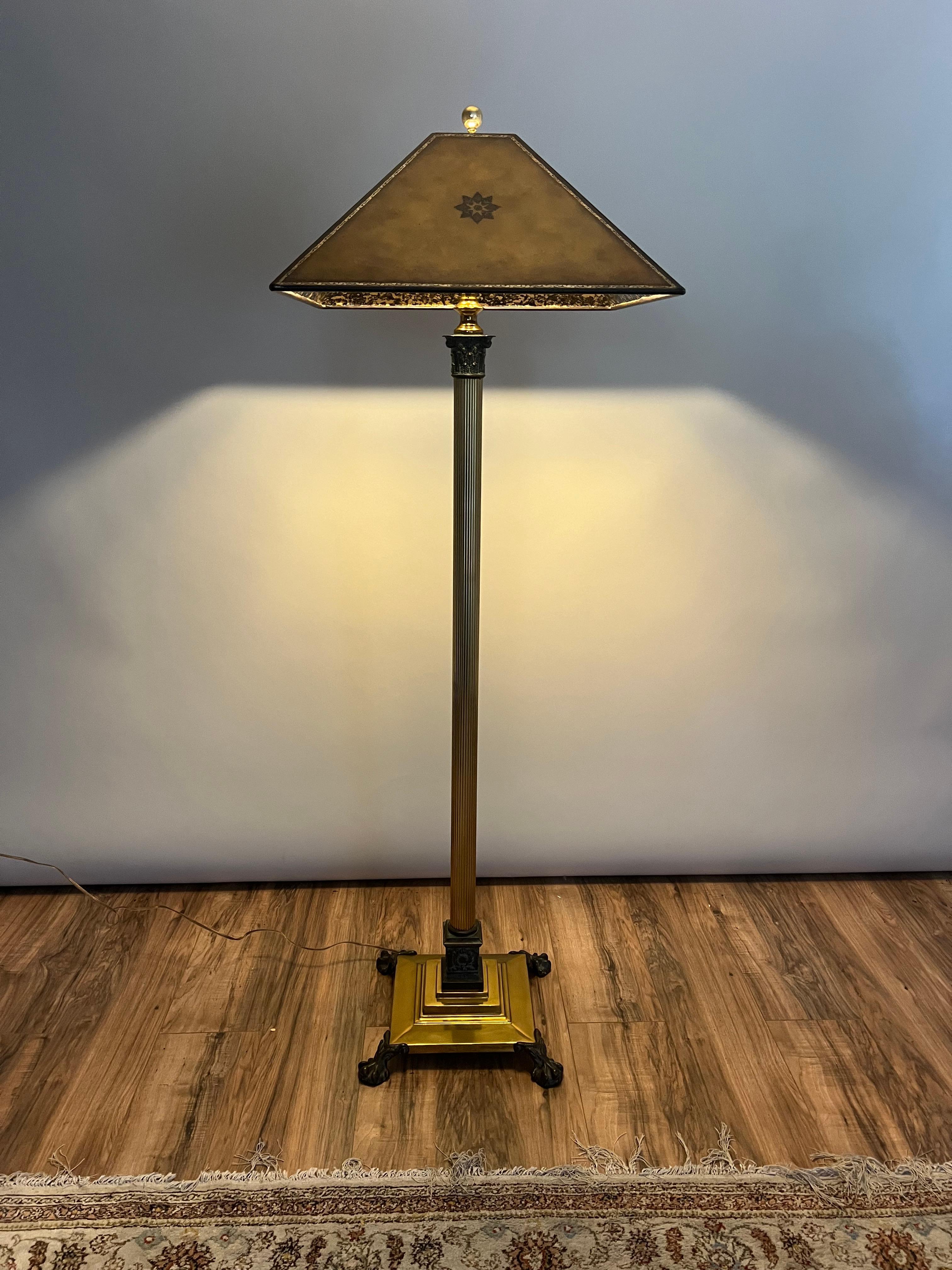 Arts and Crafts Lampadaire en laiton et bronze avec abat-jour en cuir, style Arts & Crafts, Maitland Smith en vente