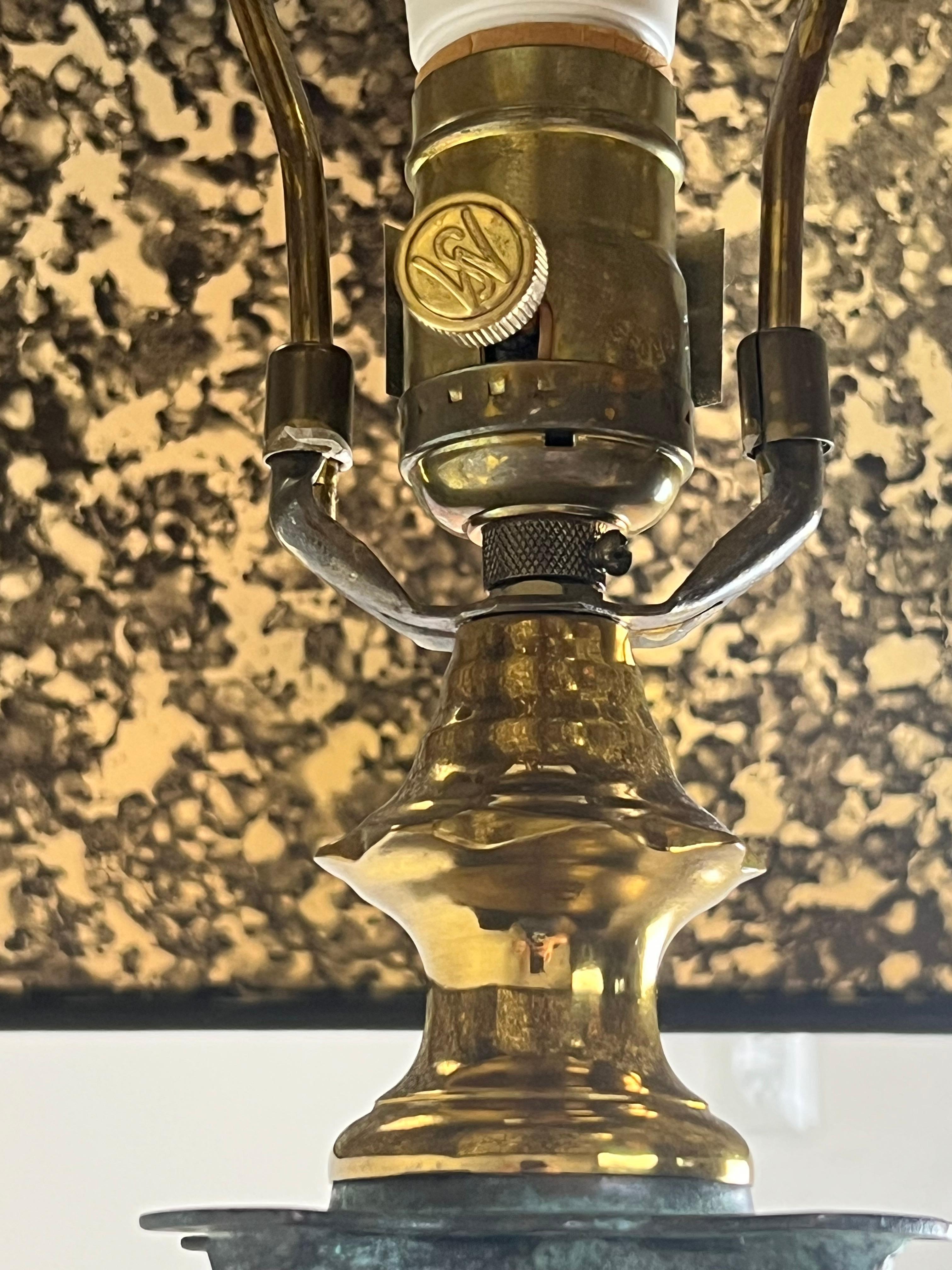 Américain Lampadaire en laiton et bronze avec abat-jour en cuir, style Arts & Crafts, Maitland Smith en vente