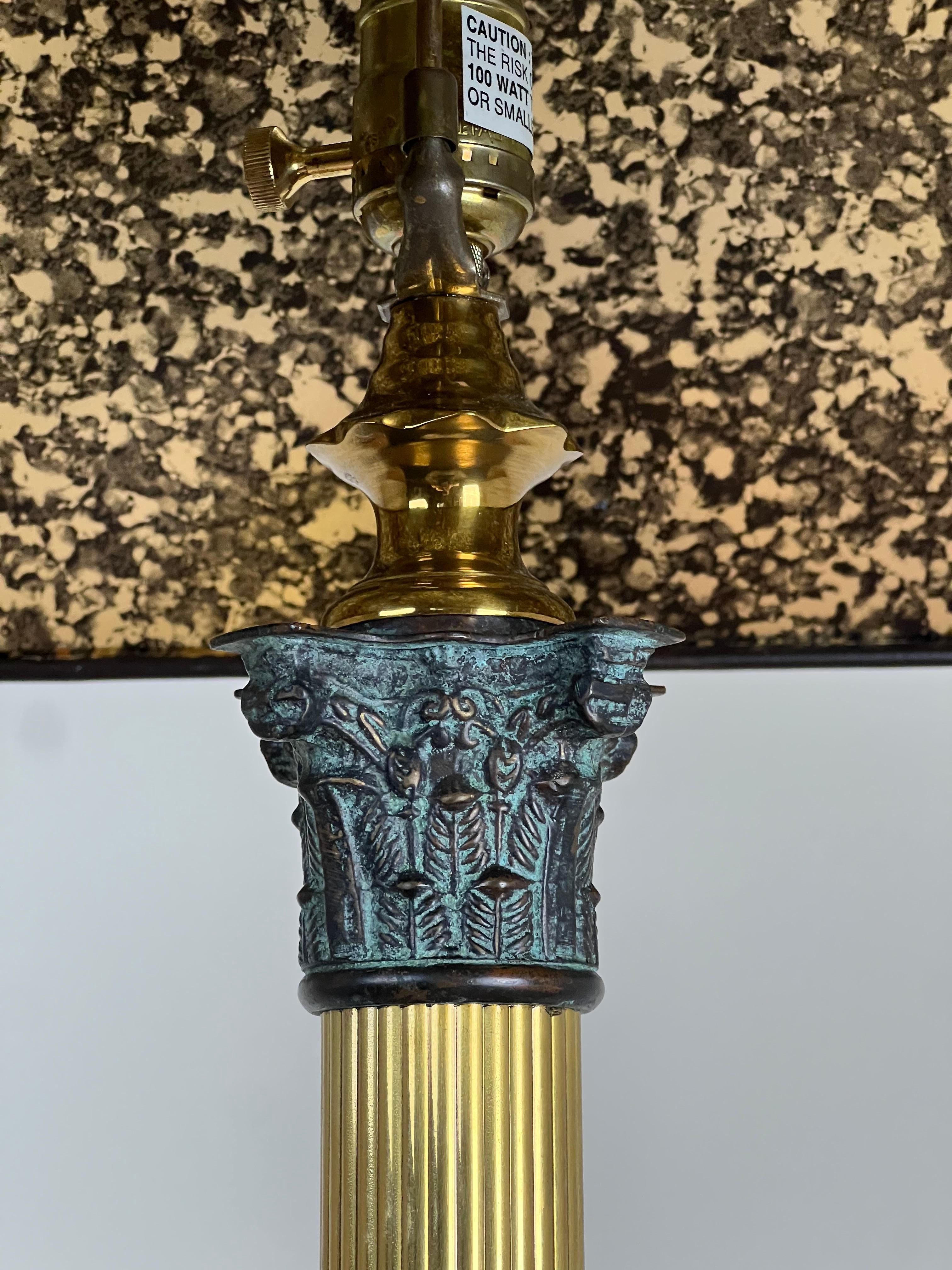 20ième siècle Lampadaire en laiton et bronze avec abat-jour en cuir, style Arts & Crafts, Maitland Smith en vente