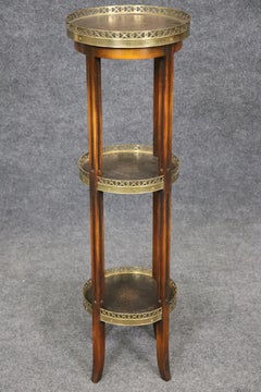 Maitland Smith Attributed Leather Embossed Brass Mahogany Plantstand Pedestal (Pédestal à plantes en acajou)