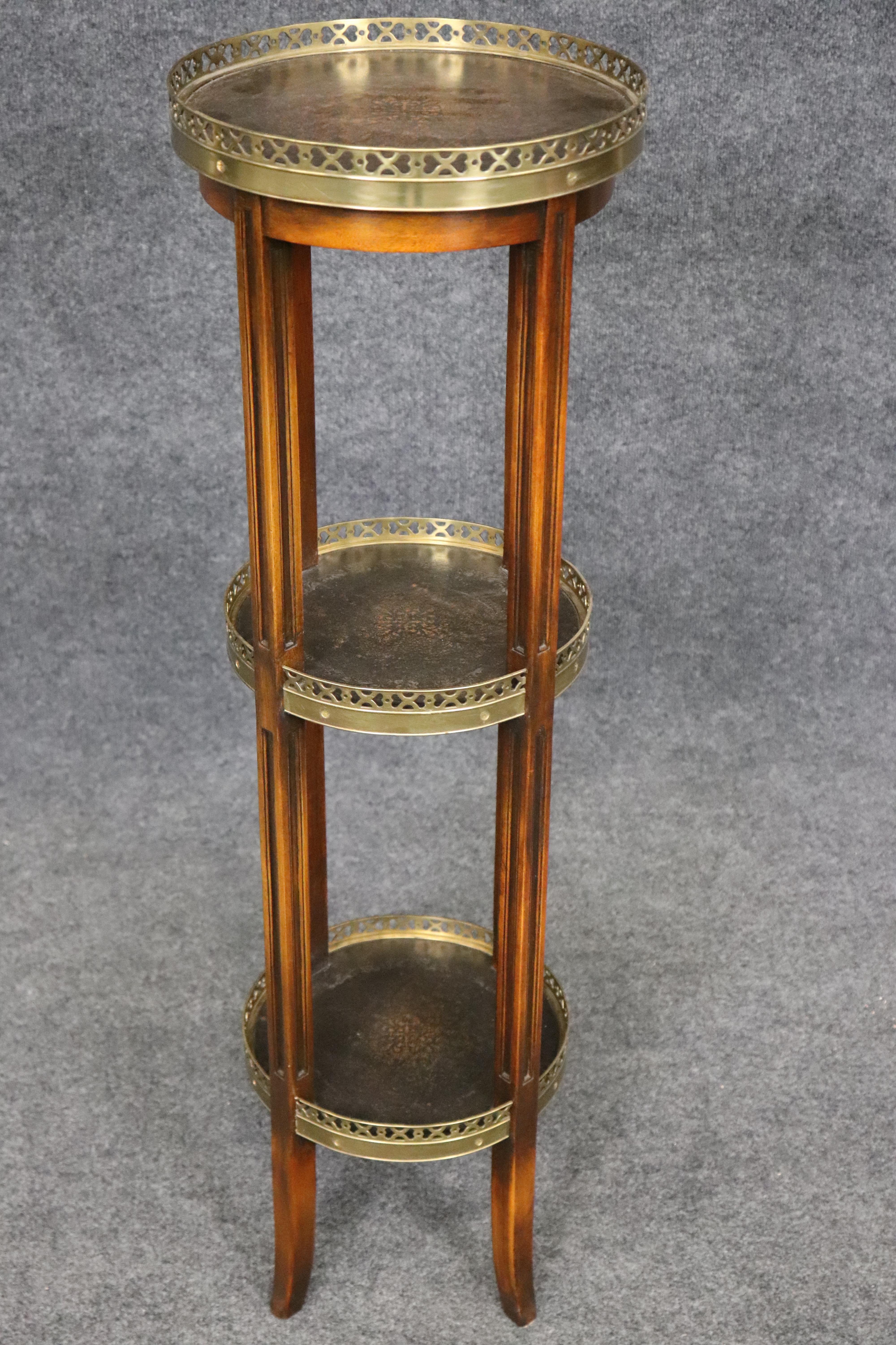 Maitland Smith zugeschrieben Geprägtes Leder Messing Mahagoni Pflanzenständer Pedestal (Philippinisch) im Angebot