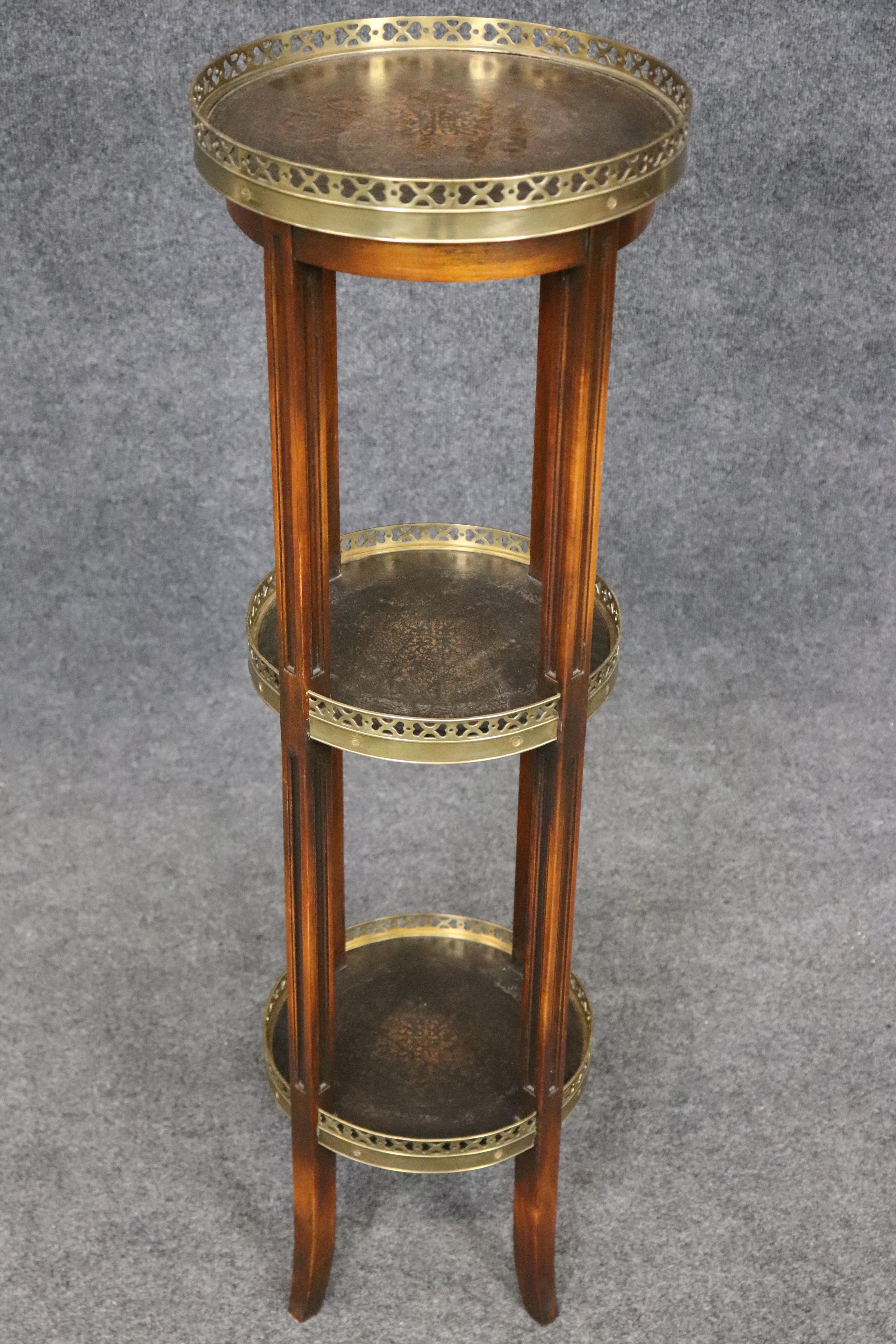 Maitland Smith zugeschrieben Geprägtes Leder Messing Mahagoni Pflanzenständer Pedestal im Zustand „Gut“ im Angebot in Swedesboro, NJ