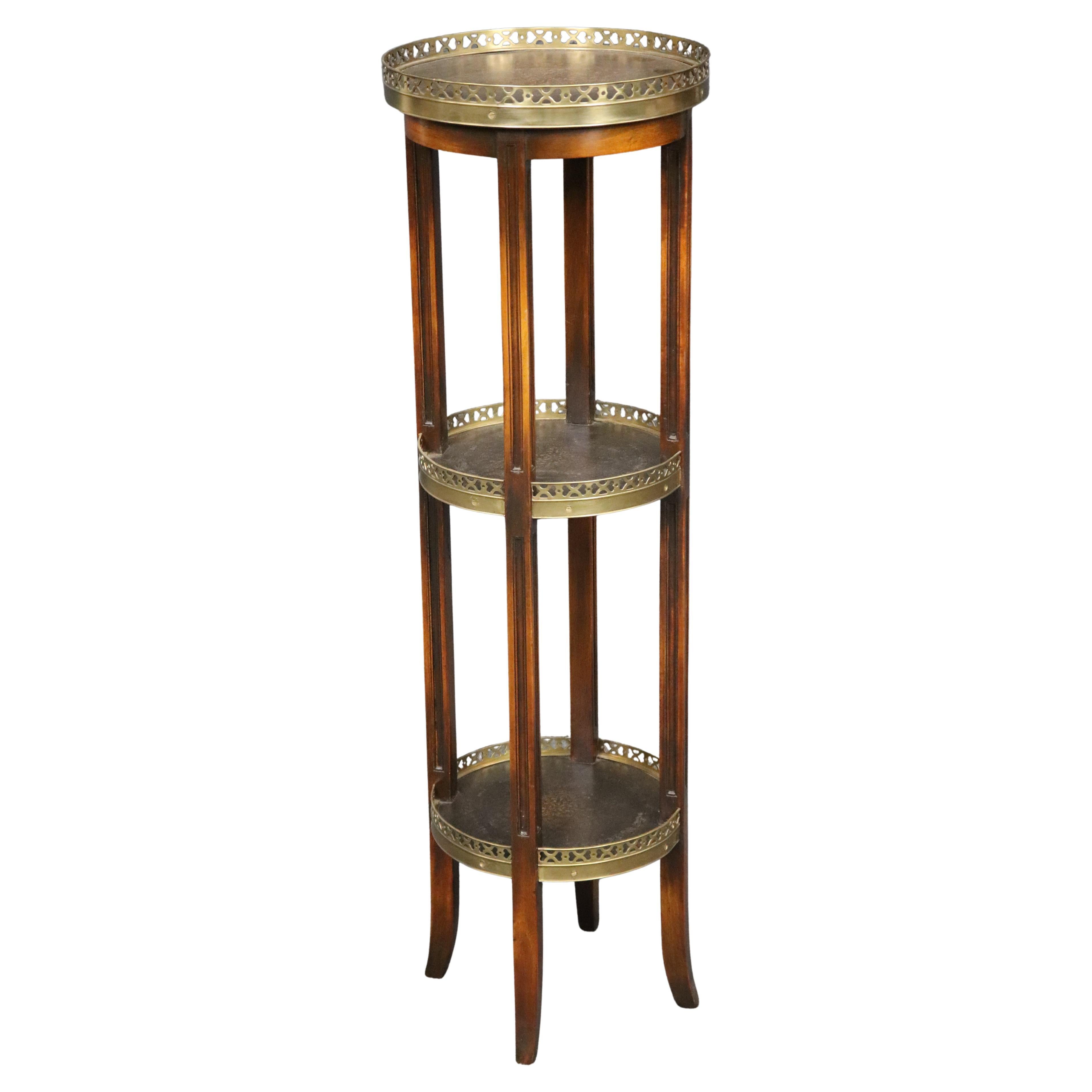 Maitland Smith zugeschrieben Geprägtes Leder Messing Mahagoni Pflanzenständer Pedestal im Angebot