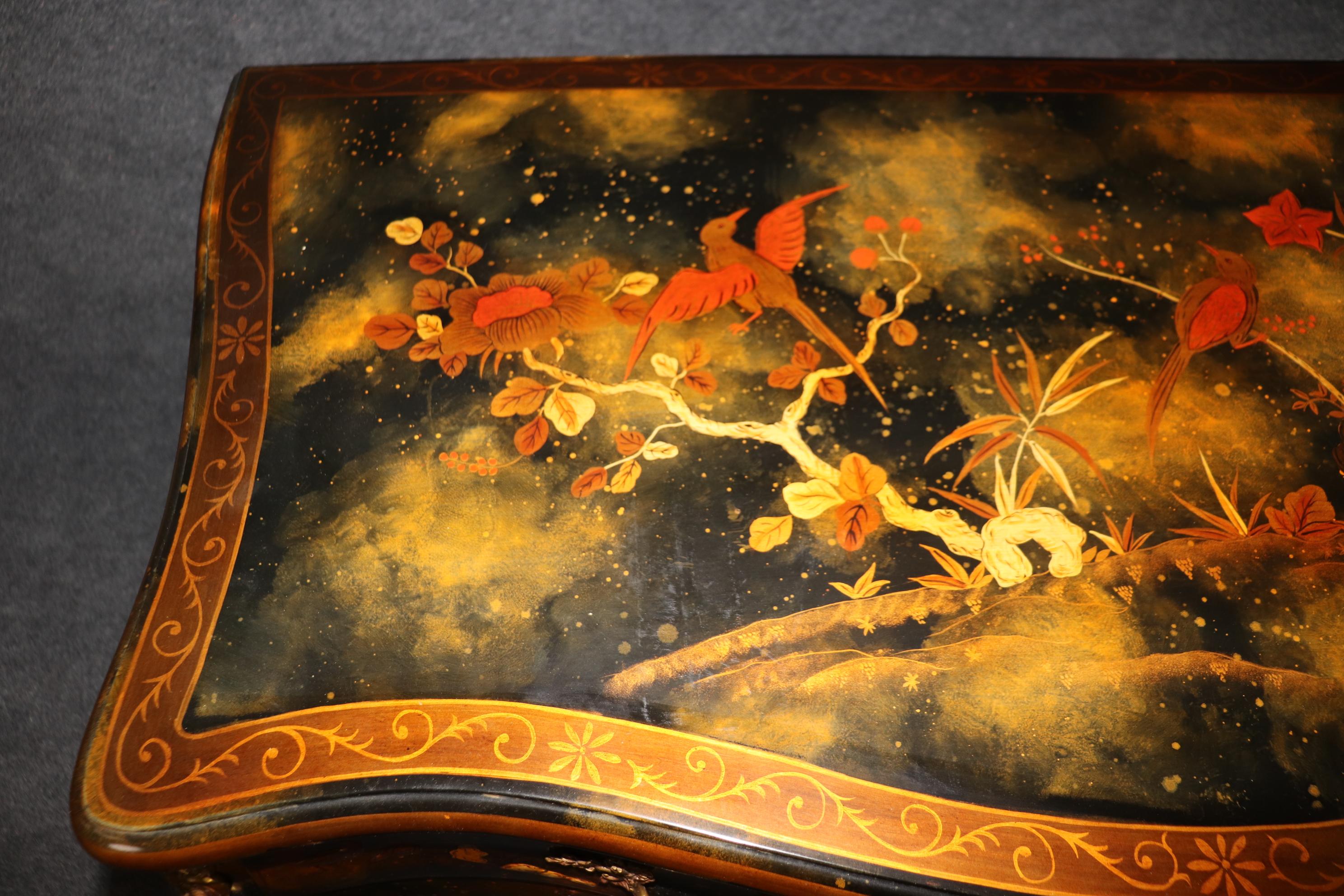 Commode bombée de style Louis XV peinte, attribuée à Maitland Smith  en vente 9