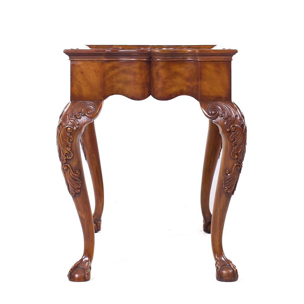 Maitland Smith Chippendale-Mahagoni-Tee-Beistelltisch mit Kugel und Kralle aus Mahagoni, Paar im Angebot 4
