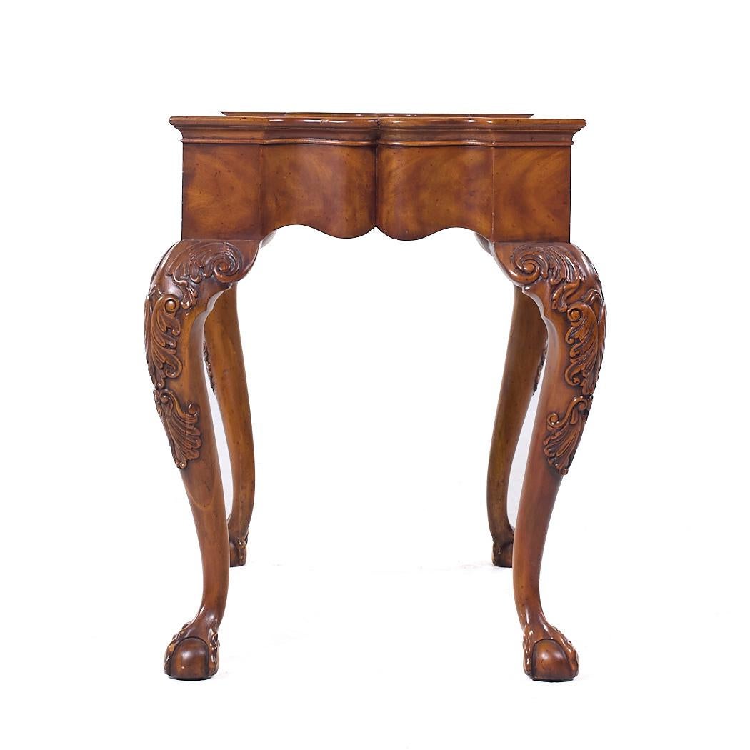 Maitland Smith Chippendale-Mahagoni-Tee-Beistelltisch mit Kugel und Kralle aus Mahagoni, Paar im Angebot 5