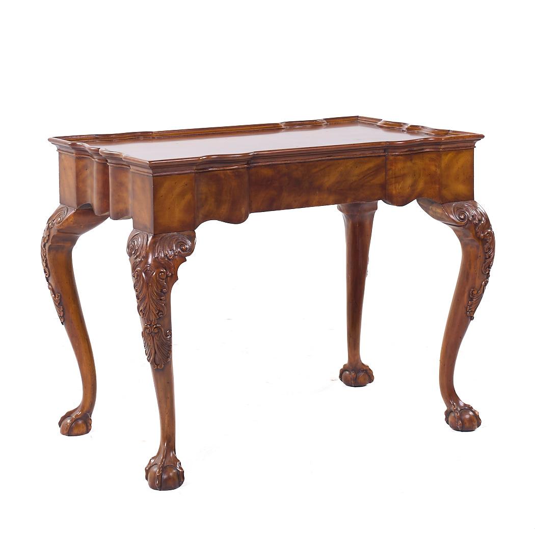 Maitland Smith Chippendale-Mahagoni-Tee-Beistelltisch mit Kugel und Kralle aus Mahagoni, Paar (amerikanisch) im Angebot