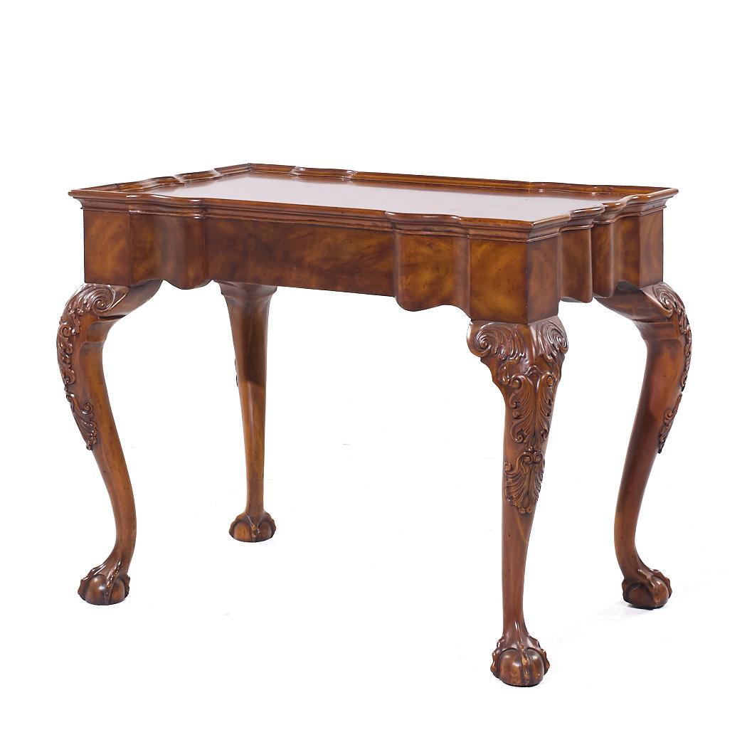 Maitland Smith Chippendale-Mahagoni-Tee-Beistelltisch mit Kugel und Kralle aus Mahagoni, Paar (21. Jahrhundert und zeitgenössisch) im Angebot