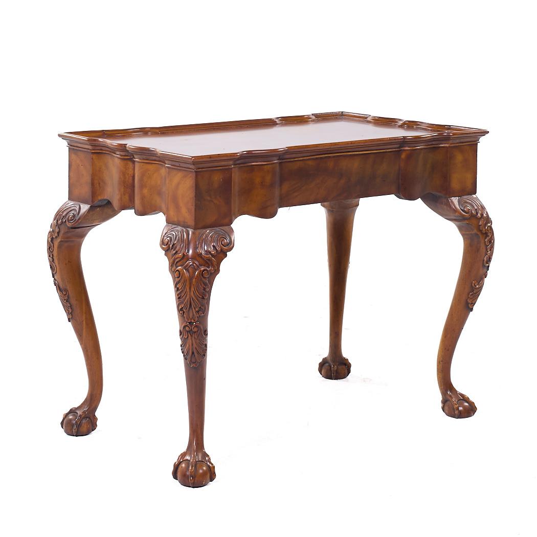 Maitland Smith Chippendale-Mahagoni-Tee-Beistelltisch mit Kugel und Kralle aus Mahagoni, Paar im Angebot 1