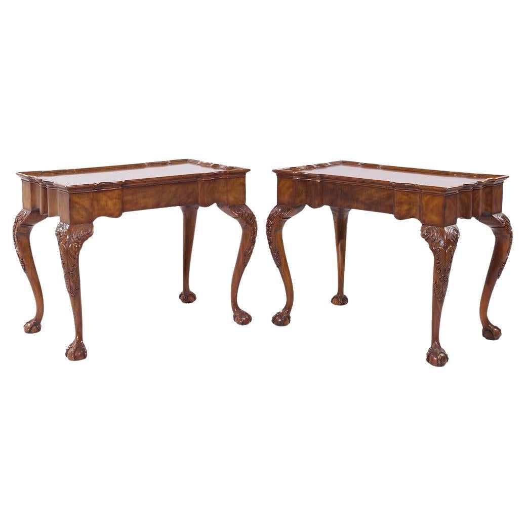 Maitland Smith Chippendale-Mahagoni-Tee-Beistelltisch mit Kugel und Kralle aus Mahagoni, Paar