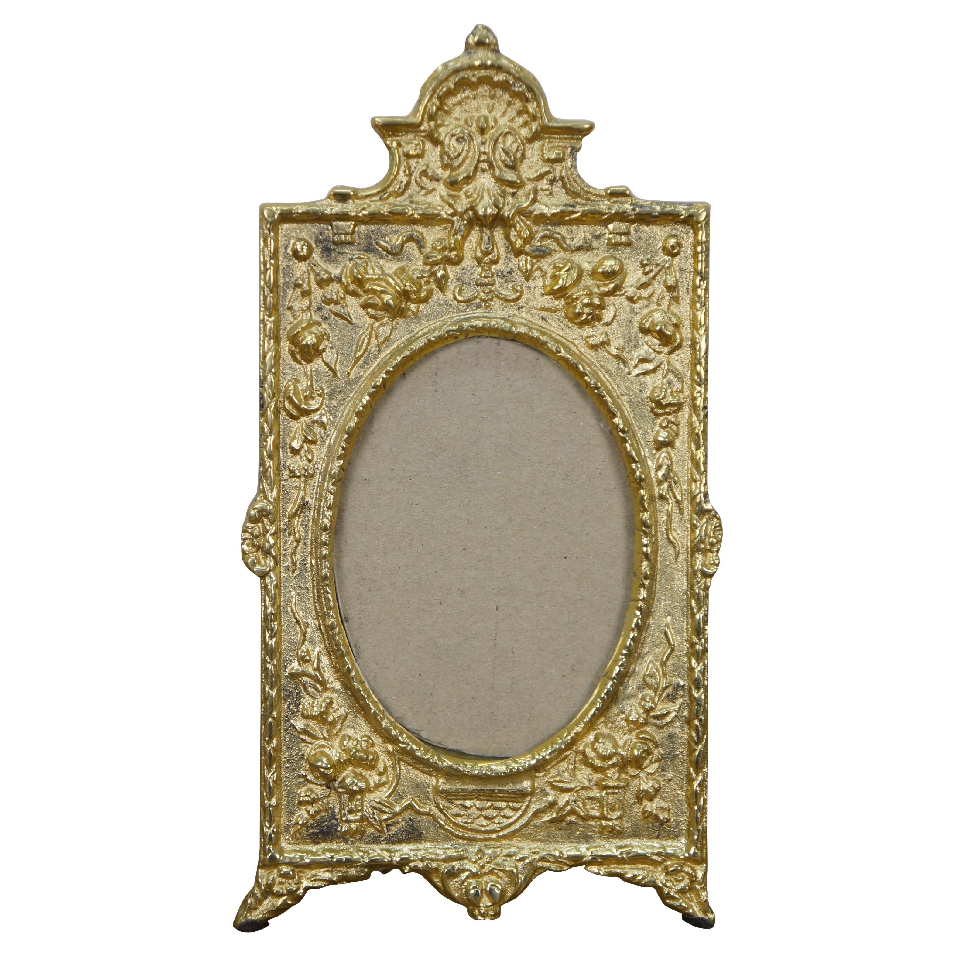 Late 20th century Maitland Smith antiqued brass photo frame with baroque styling and easel back. Designed and Handmade in Thailand by Maitland-Smith Ltd.

Dimensions:
5.75