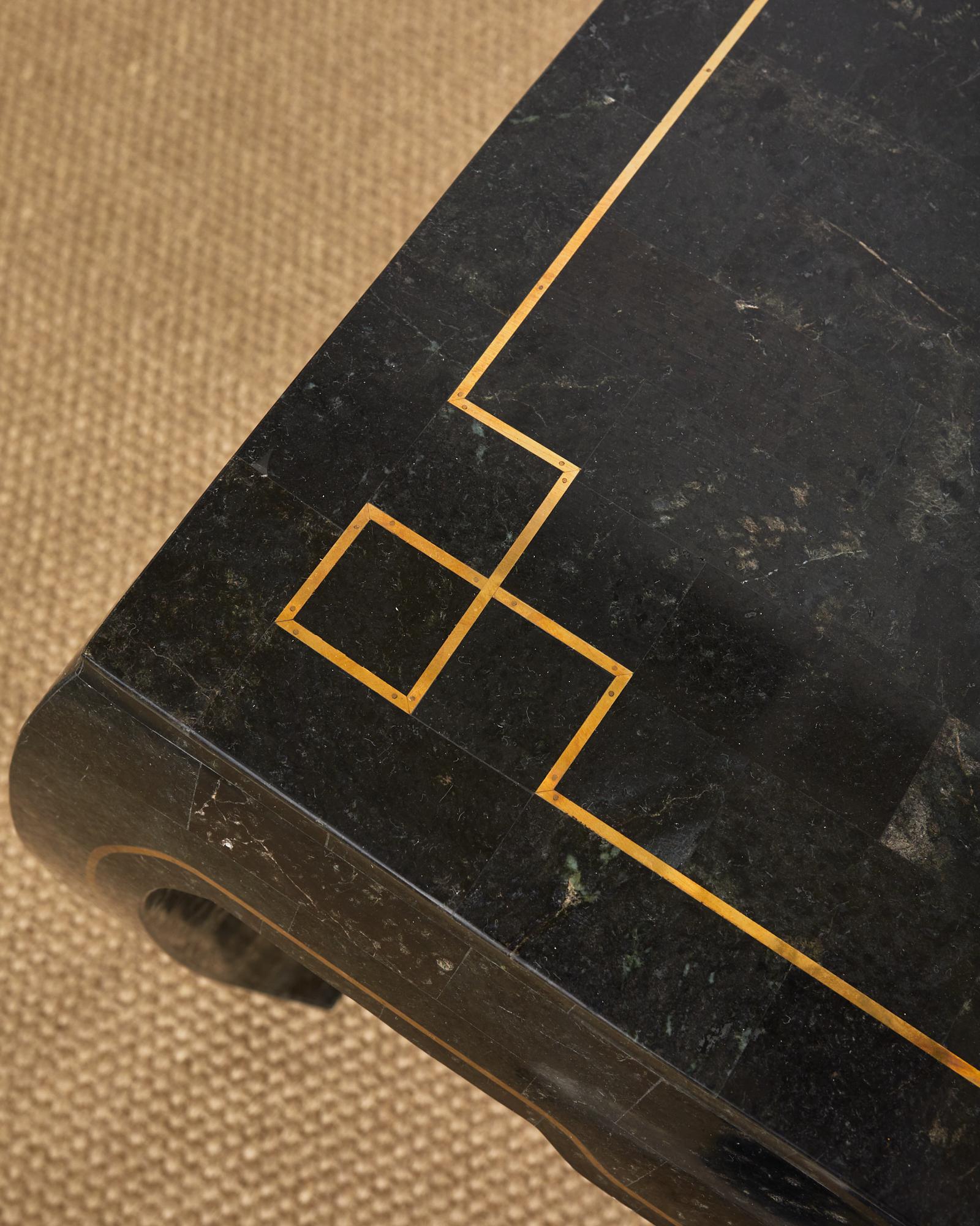 20ième siècle Table console Maitland Smith en laiton et pierre tesselée noire en vente