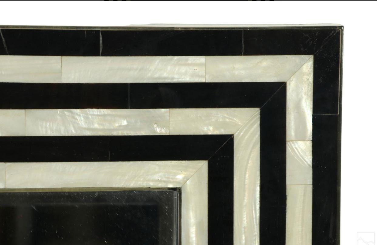 Miroir mural design moderne produit pour By Design/One aux Philippines. Corps rectangulaire avec un cadre tesselé en alternance de sections à angle droit en nacre ou matériau similaire et en onyx noir, évoquant l'Art Optique, et entourant un grand
