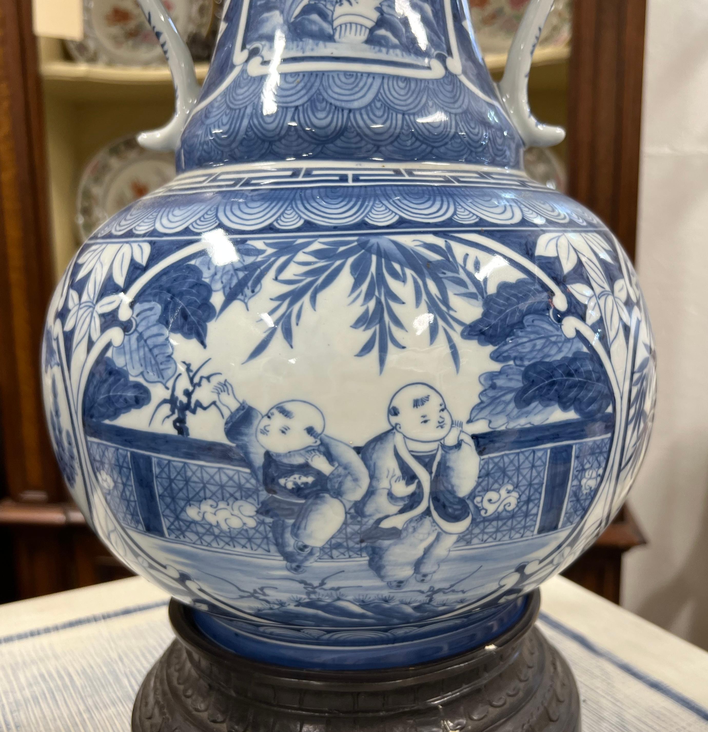 Blau-weiße Chinoiserie- Ingwergefäße aus Maitland-Smith mit Bronze-Akzenten, Paar (Chinesischer Export) im Angebot