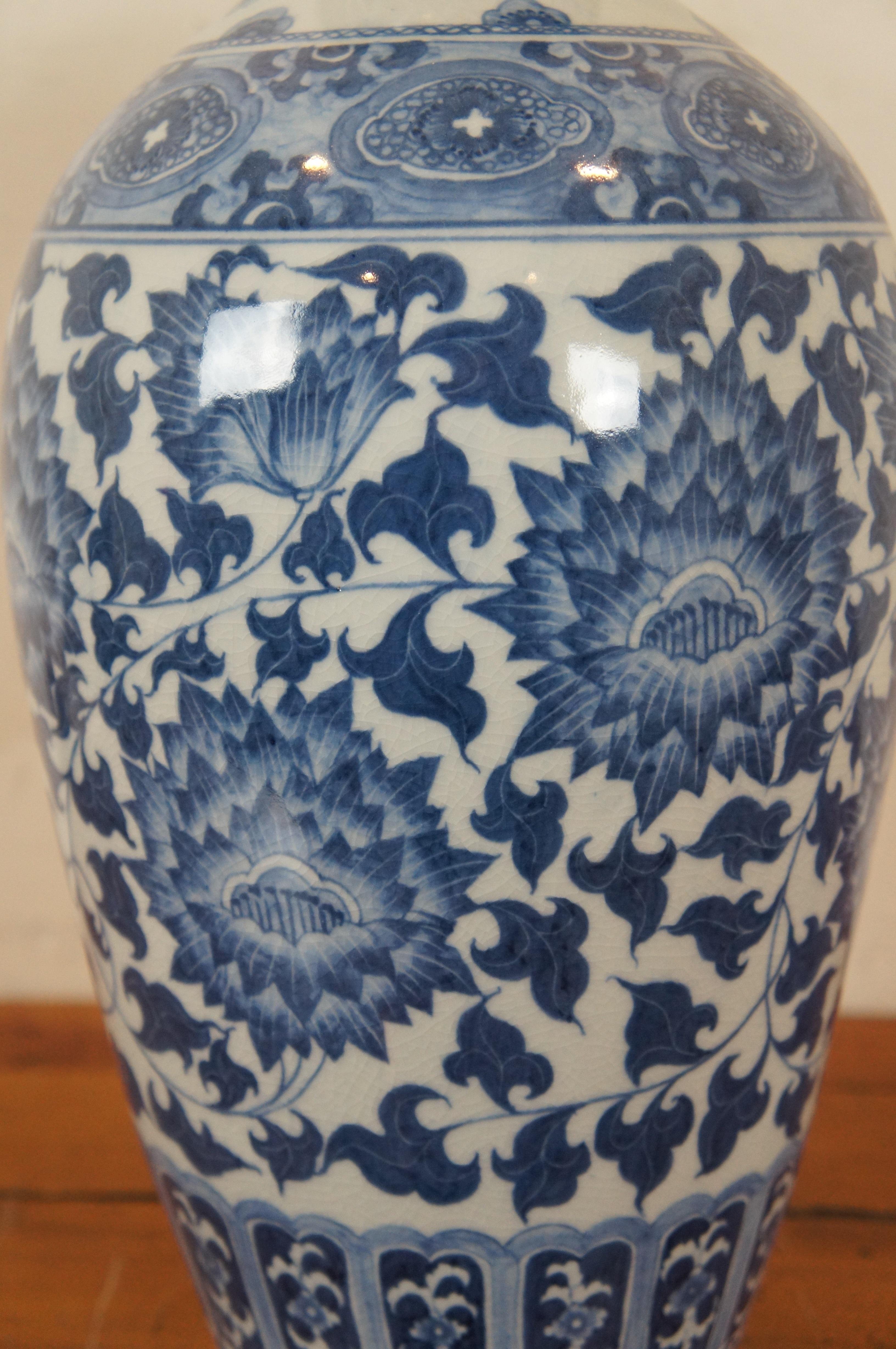 Maitland Smith Blaue & Weiße Chinoiserie-Porzellan-Kaminsims-Vase mit Blumenurne 15
