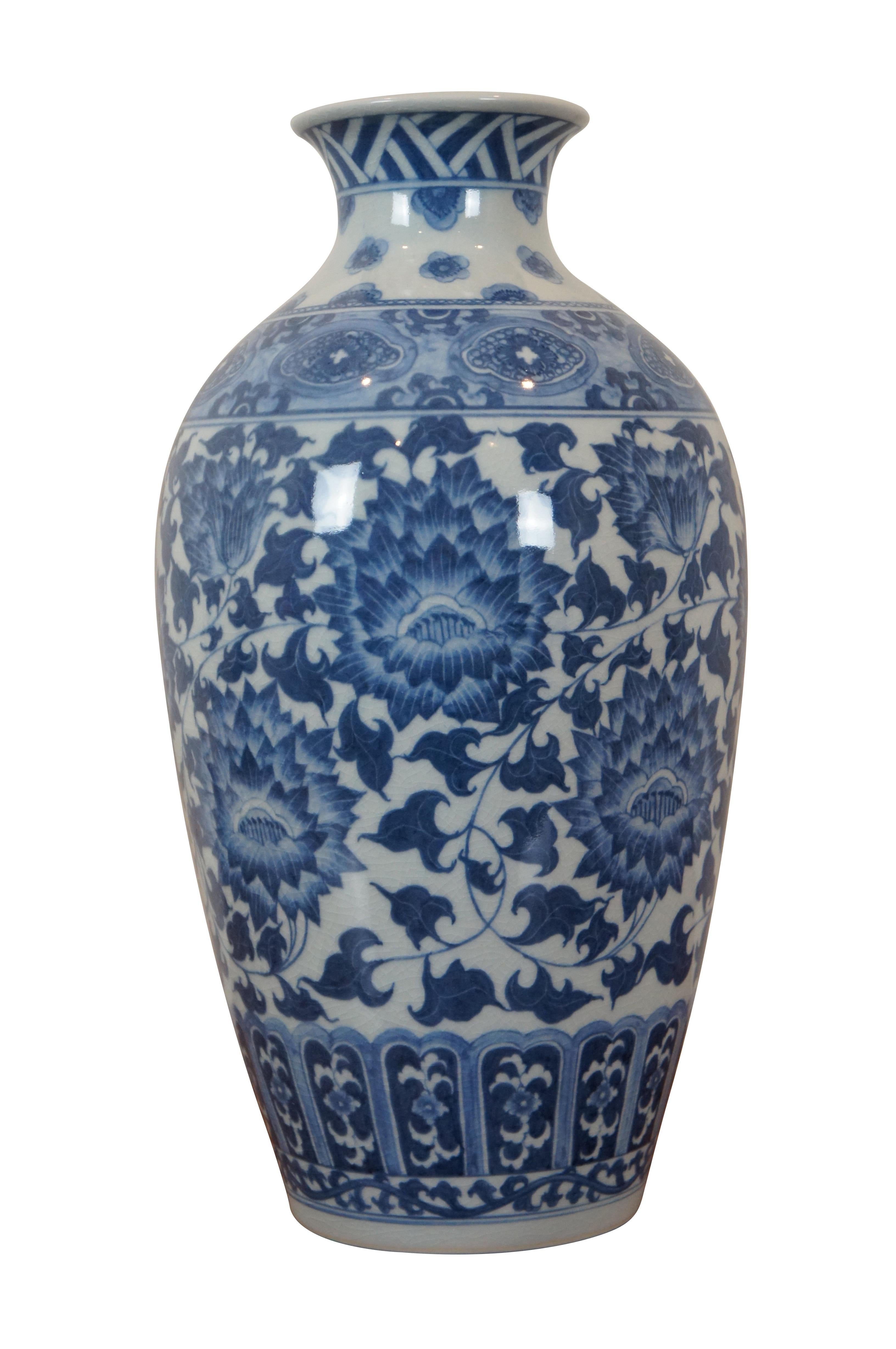 Vintage Maitland Smith Vase im chinesischen Stil mit floralem Muster in Blau und Weiß und kunstvollen Rissen auf der Oberfläche. Handgefertigt in Thailand. #2187-457.

Abmessungen:
8