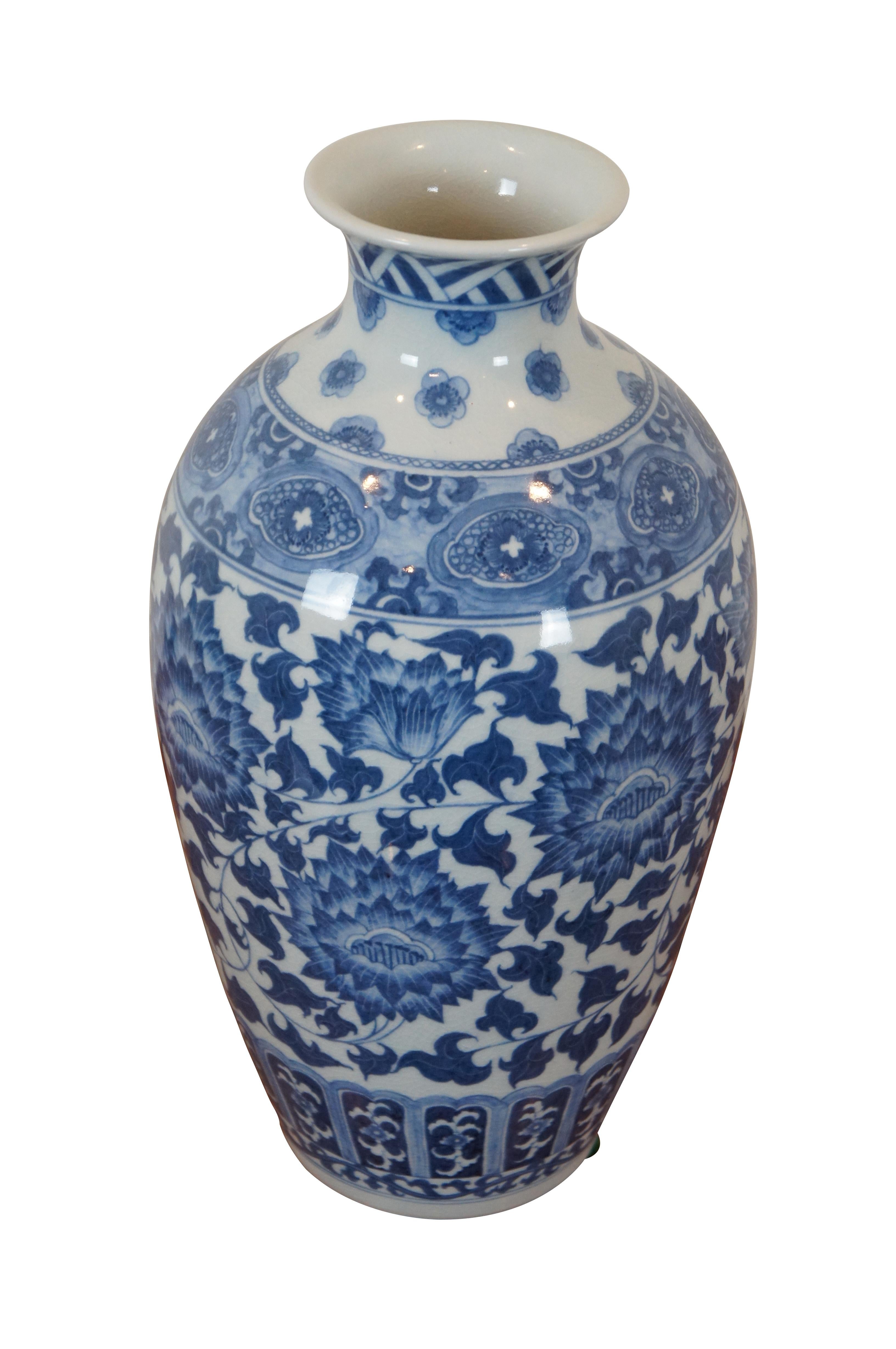 Chinoiseries Maitland Smith Vase de cheminée en porcelaine Chinoiserie bleue et blanche Urne à fleurs 15