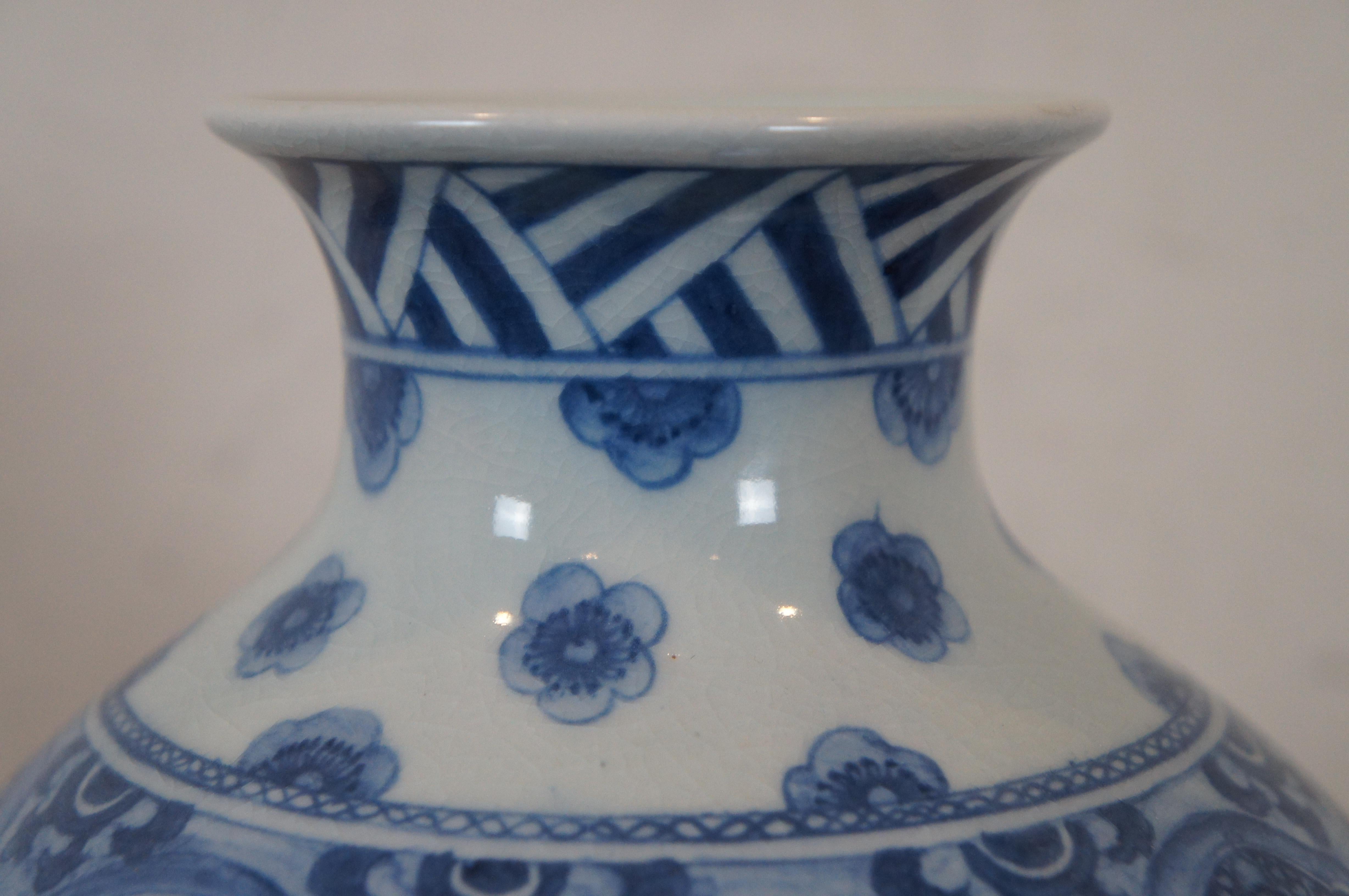 20ième siècle Maitland Smith Vase de cheminée en porcelaine Chinoiserie bleue et blanche Urne à fleurs 15