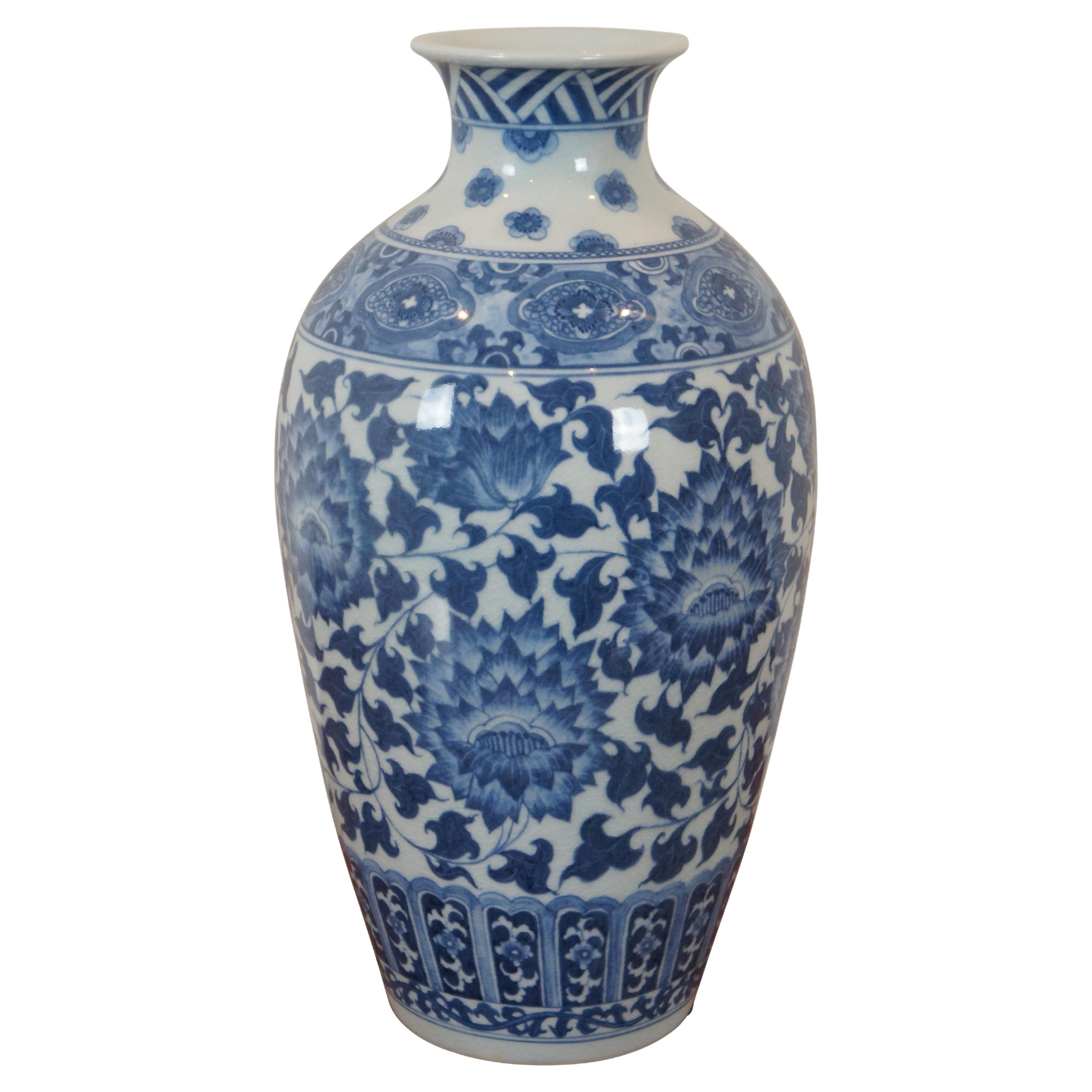 Maitland Smith Vase de cheminée en porcelaine Chinoiserie bleue et blanche Urne à fleurs 15". en vente
